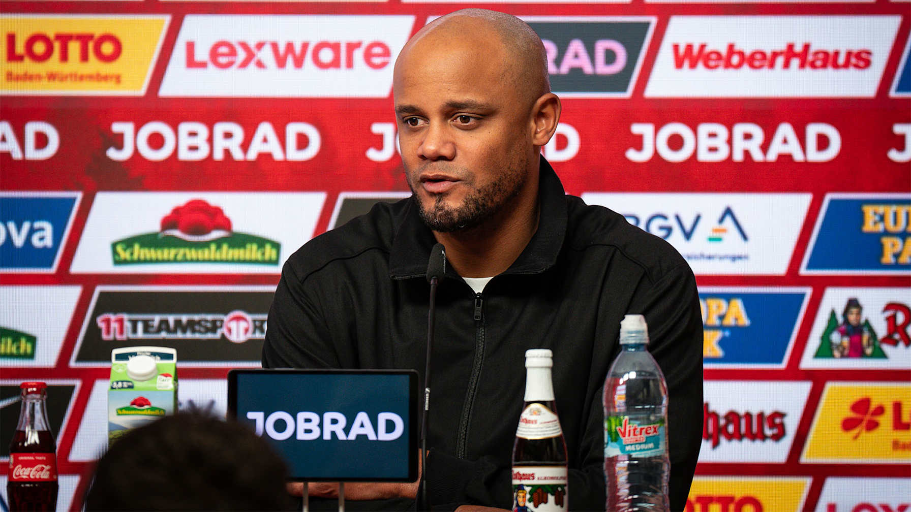 Vincent Kompany auf der Pressekonferenz nach dem Bundesliga-Spiel des FC Bayern in Freiburg