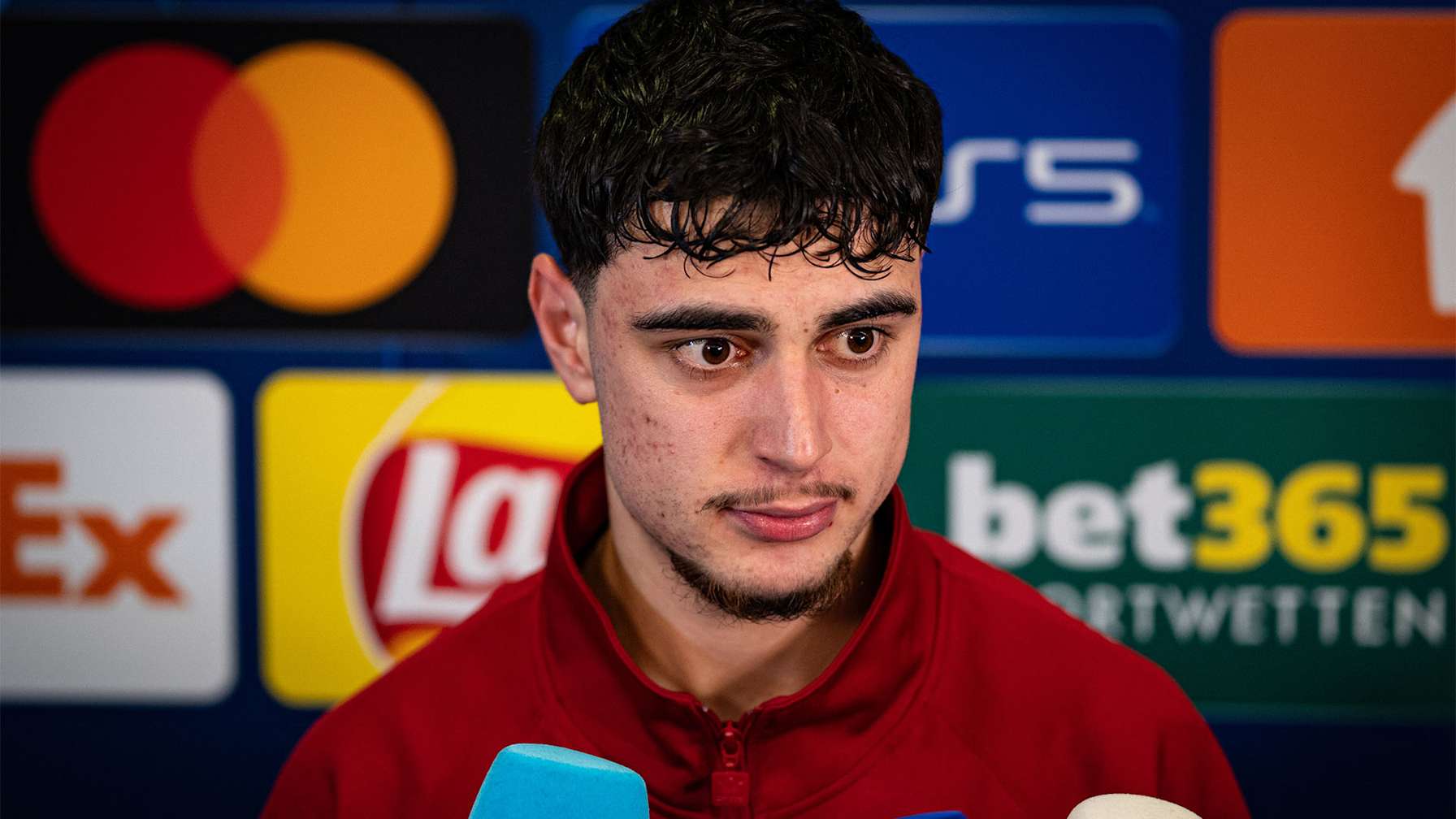 Aleksandar Pavlovic im Interview nach dem Champions League-Spiel FC Bayern gegen Bratislava