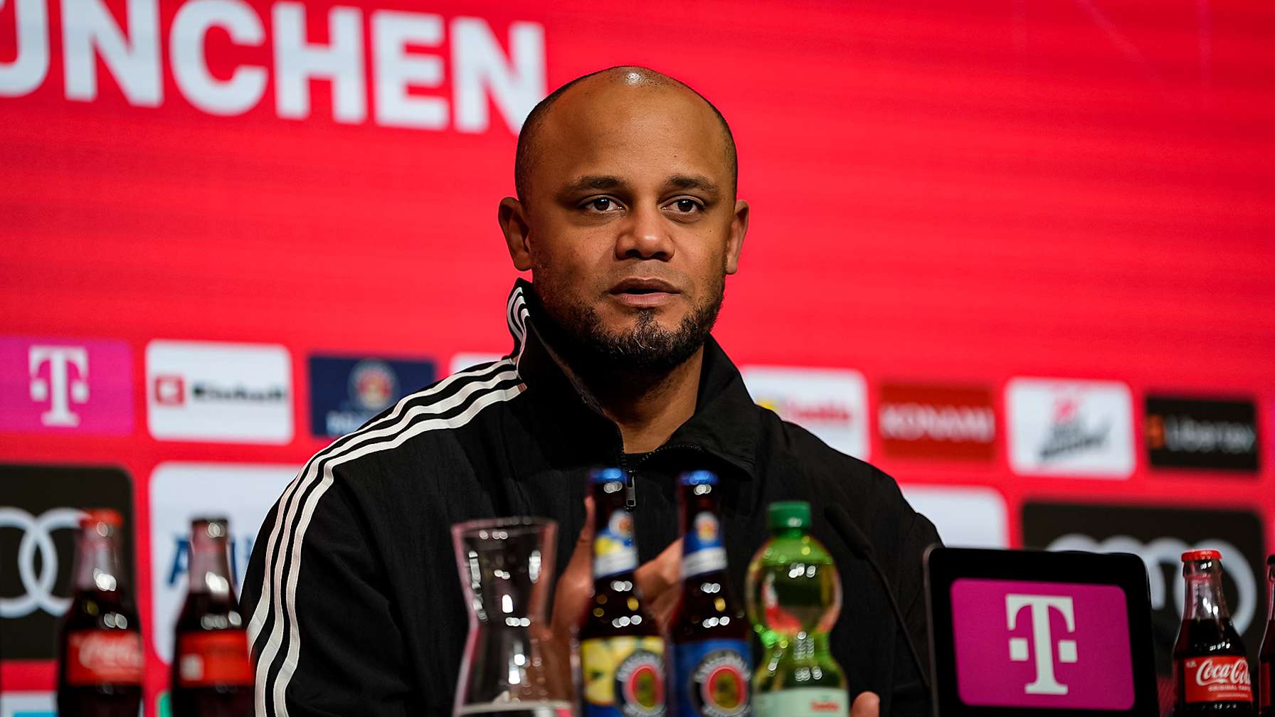 Vincent Kompany auf der Pressekonferenz nach dem Bundesliga-Spiel des FC Bayern gegen Kiel