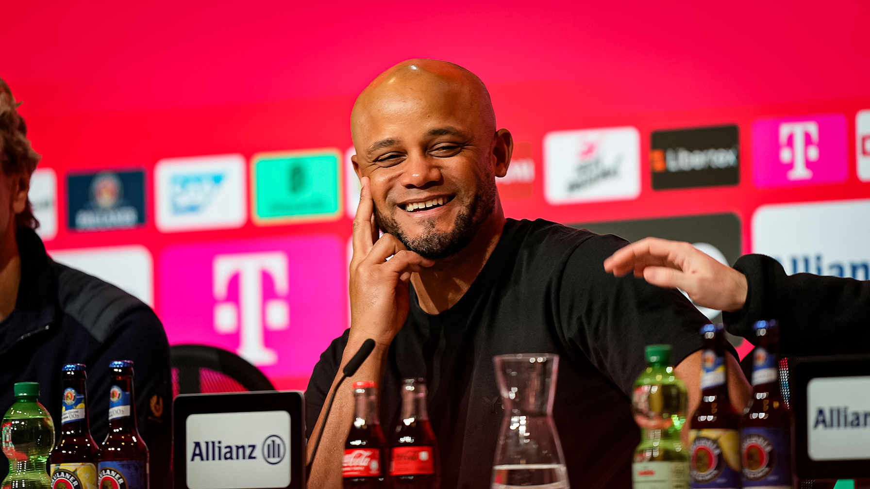 Vincent Kompany auf der Pressekonferenz nach dem Bundesliga-Spiel des FC Bayern gegen Bremem