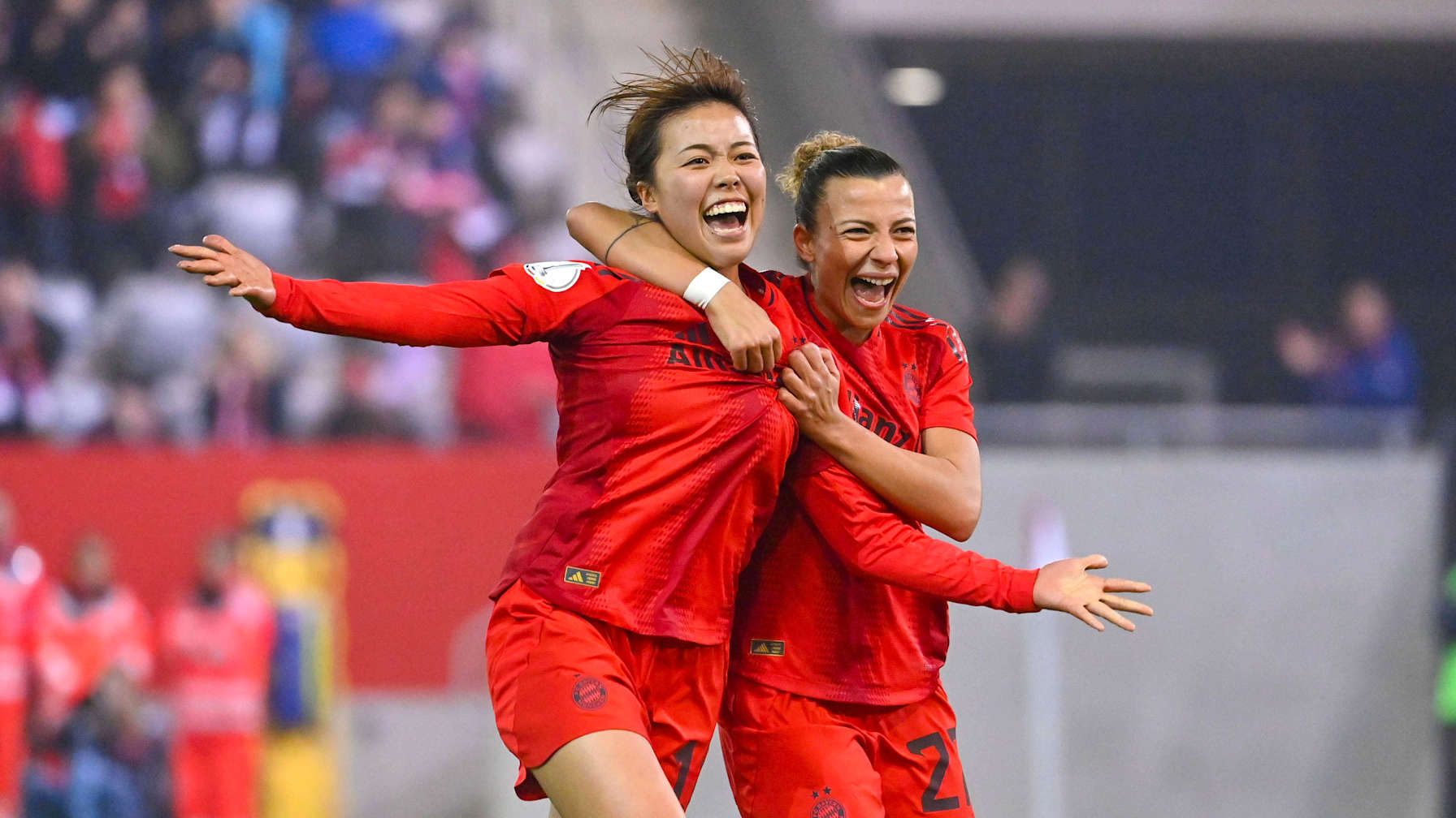 Momoko Tanikawa und Arianna Caruso laufend jubelnd über den Platz.