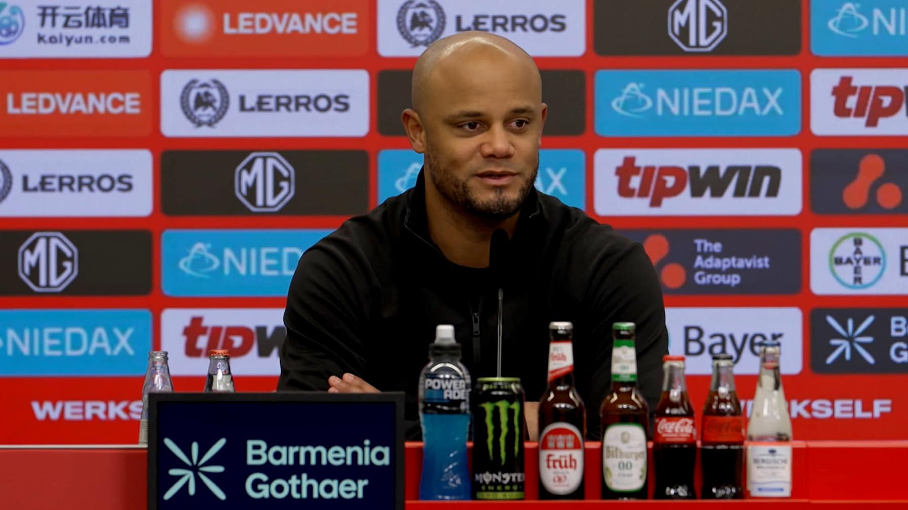 Vincent Kompany auf der Pressekonferenz nach dem Bundesliga-Spiel des FC Bayern bei Bayer 04 Leverkusen