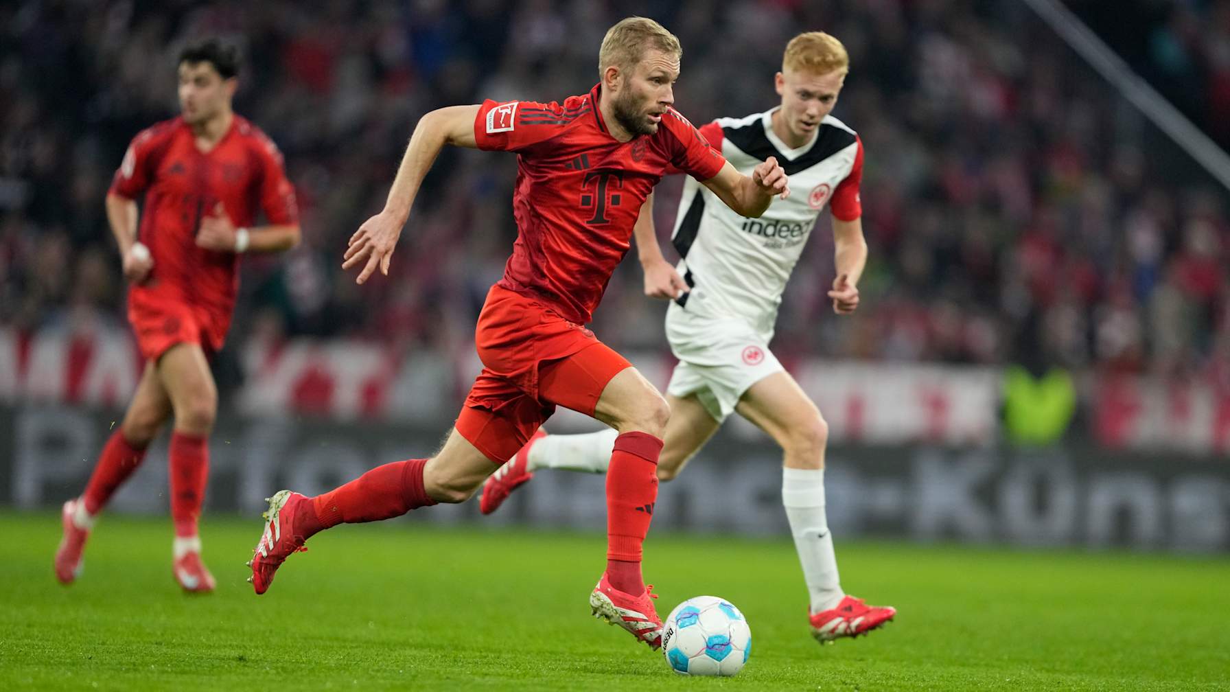 Szene aus dem Spiel zwischen FC Bayern und Eintracht Frankfurt