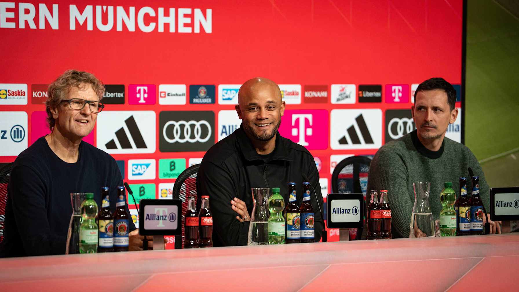 Vincent Kompany auf der Pressekonferenz nach dem Bundesliga-Spiel des FC Bayern gegen Eintracht Frankfurt