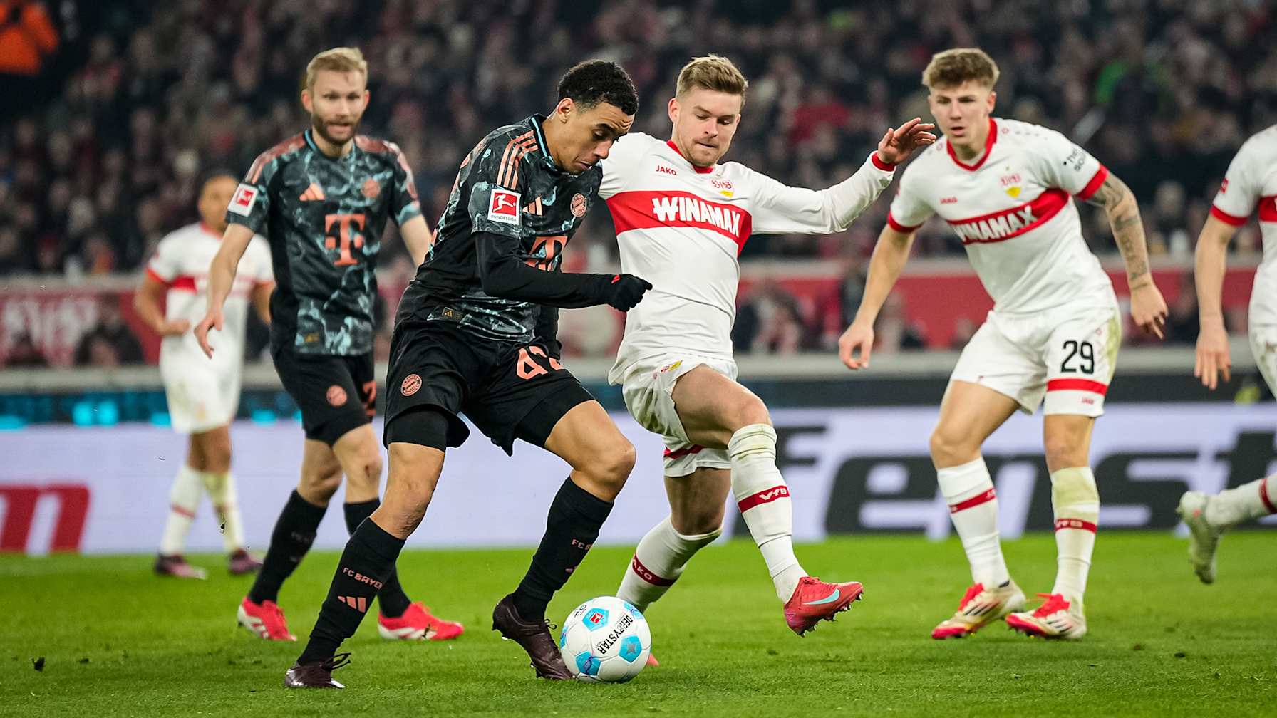 Spielszene aus dem Bundesliga-Duell VfB Stuttgart vs. FC Bayern