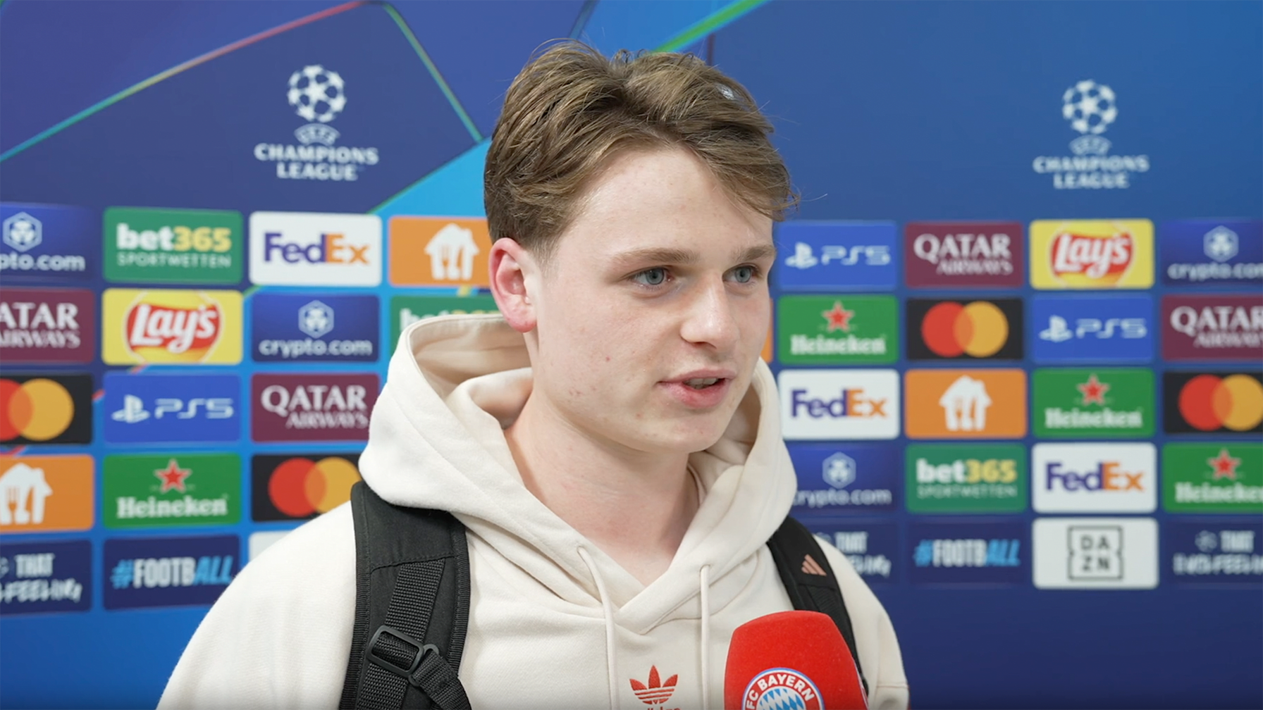 Jonas Urbig im Interview nach dem Champions League-Spiel des FC Bayern gegen Bayer 04 Leverkusen