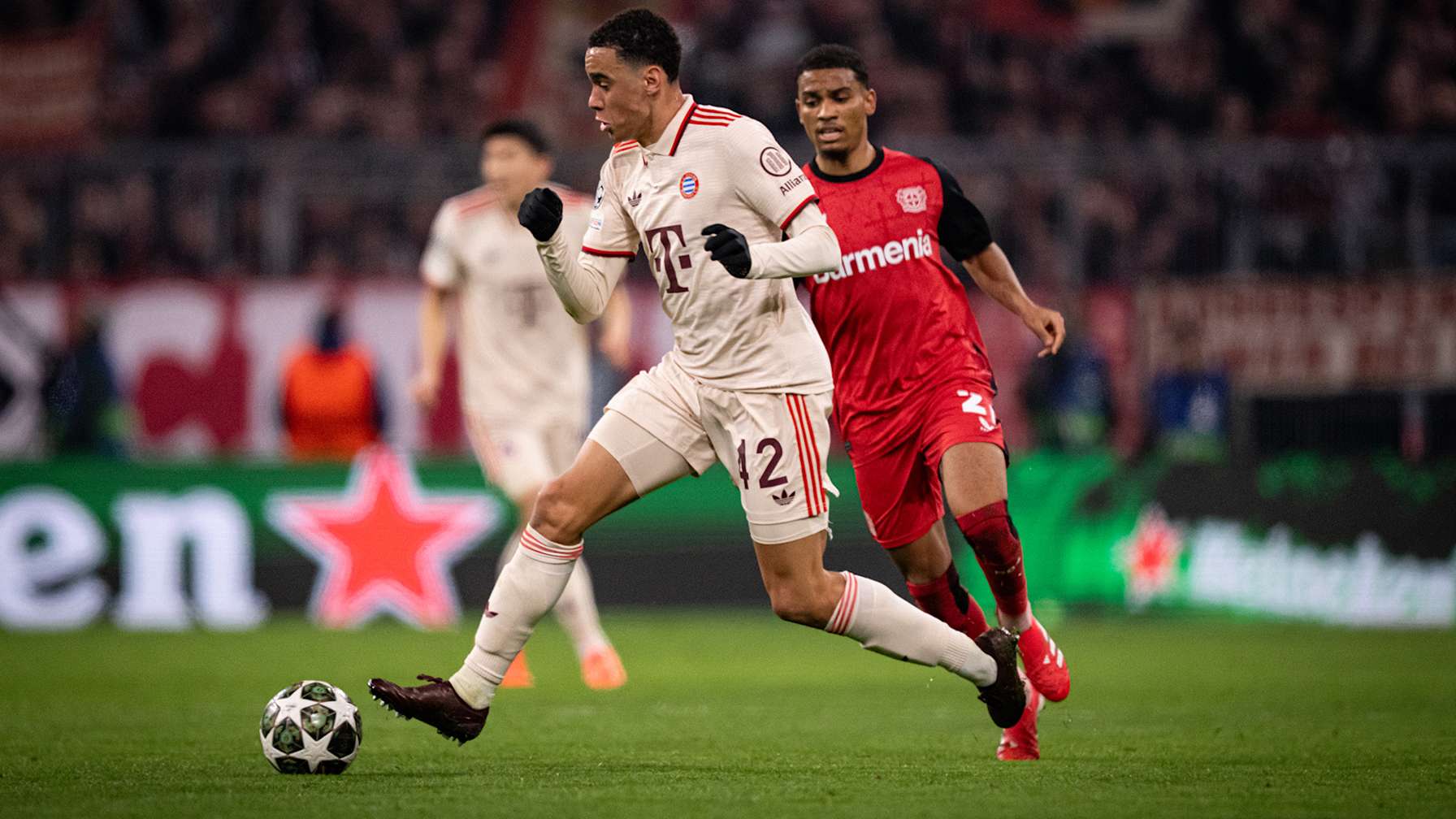 Spielszene aus FC Bayern - Bayer 04 Leverkusen