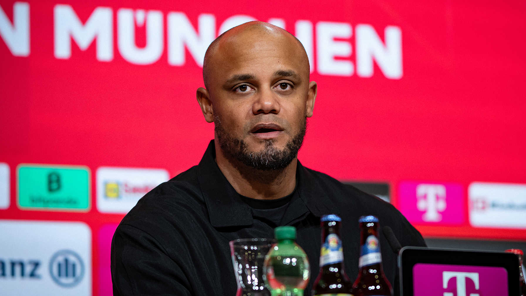 Vincent Kompany auf der Pressekonferenz nach dem Bundesliga-Spiel des FC Bayern gegen den VfL Bochum