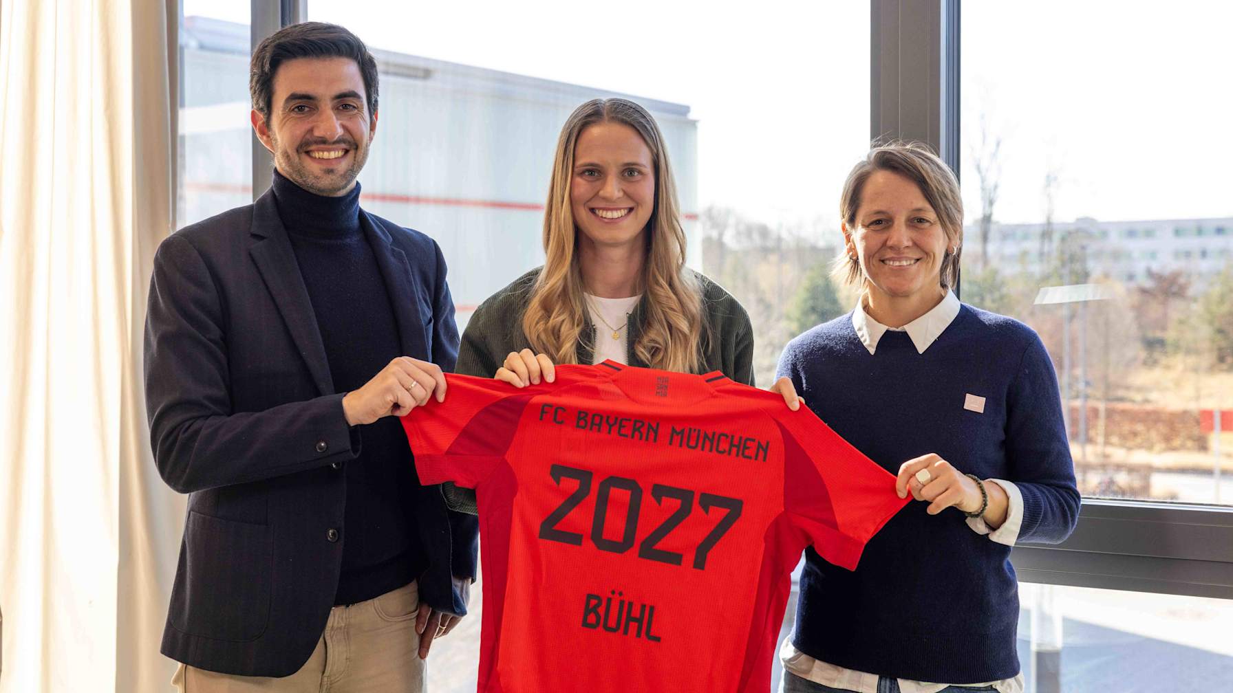 Francisco De Sá Fardilha, Klara Bühl und Bianca Rech bei der Vertragsunterschrift.