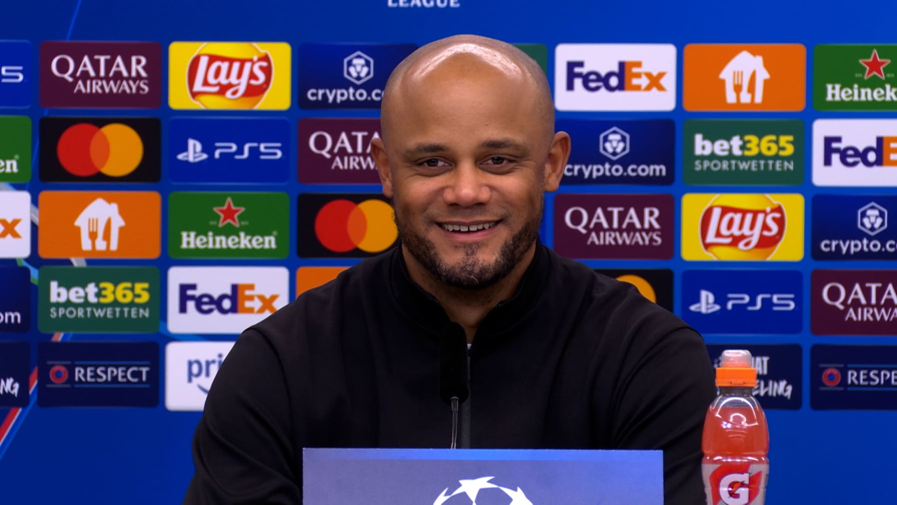 Vincent Kompany auf der Pressekonferenz nach dem Spiel bei Bayer 04 Leverkusen