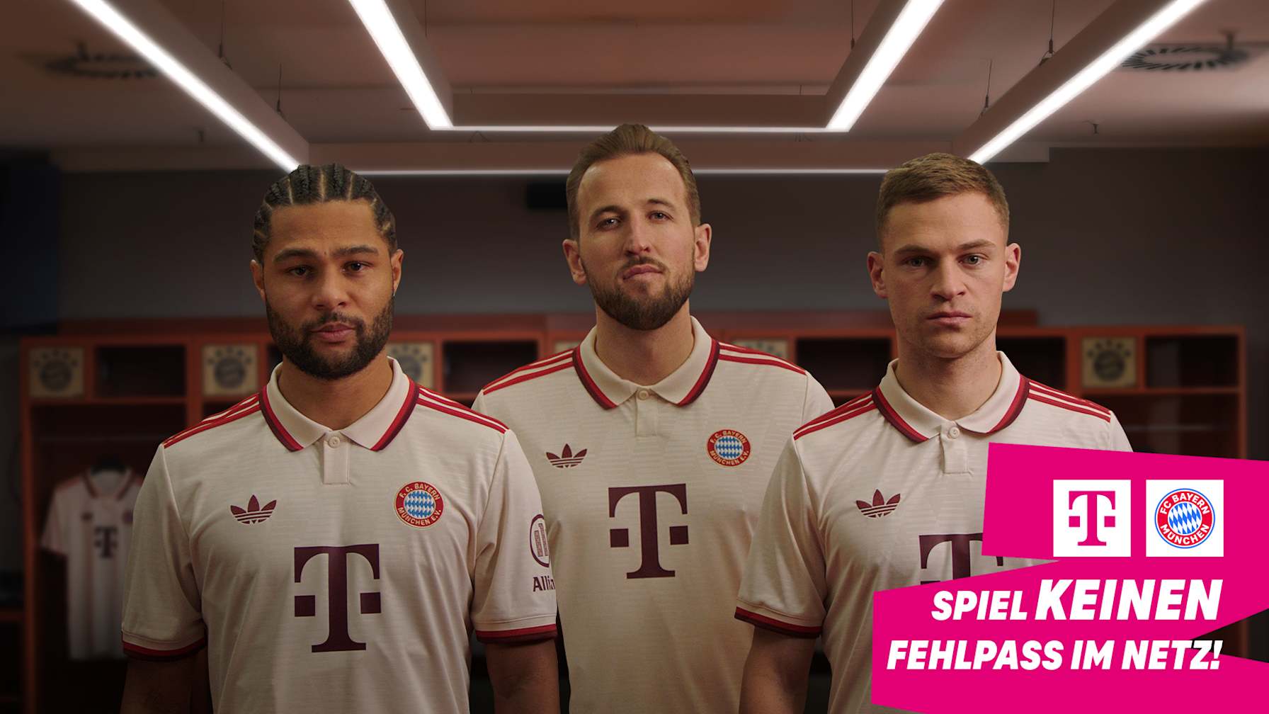 Serge Gnabry, Harry Kane und Joshua Kimmich in weißen Trikots in der Kabine
