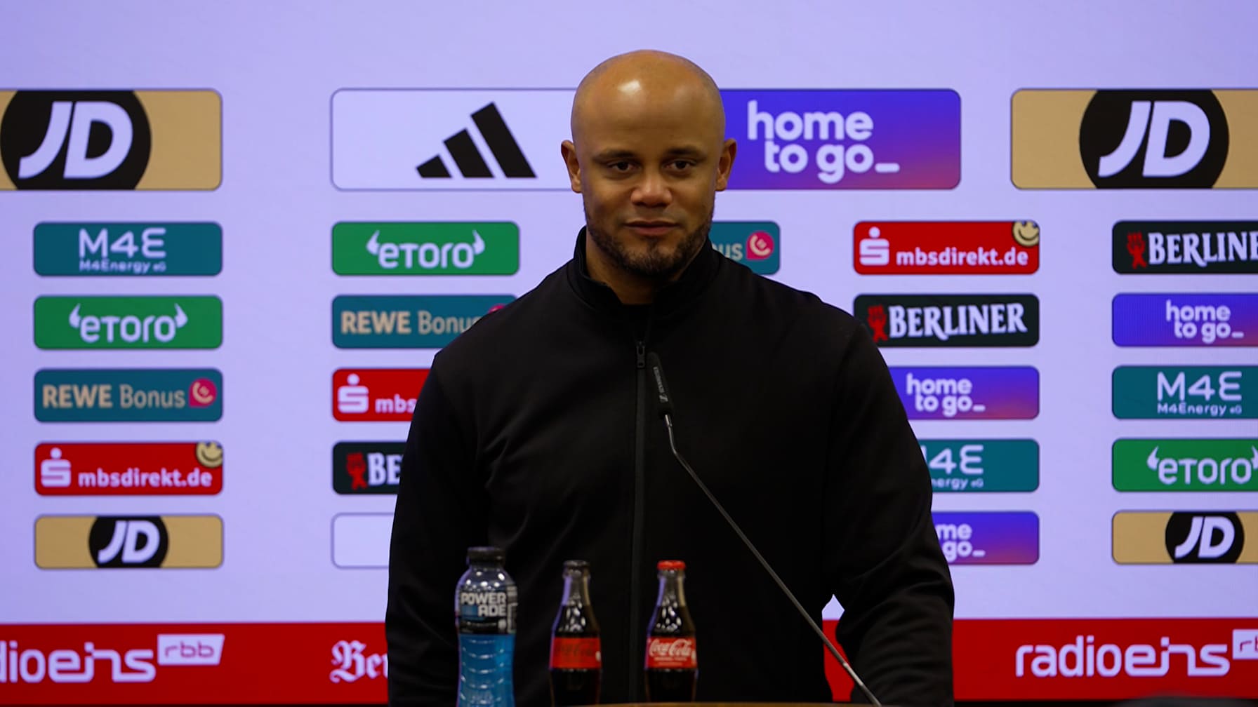 Vincent Kompany auf der Pressekonferenz nach dem Bundesliga-Spiel des FC Bayern bei Union Berlin