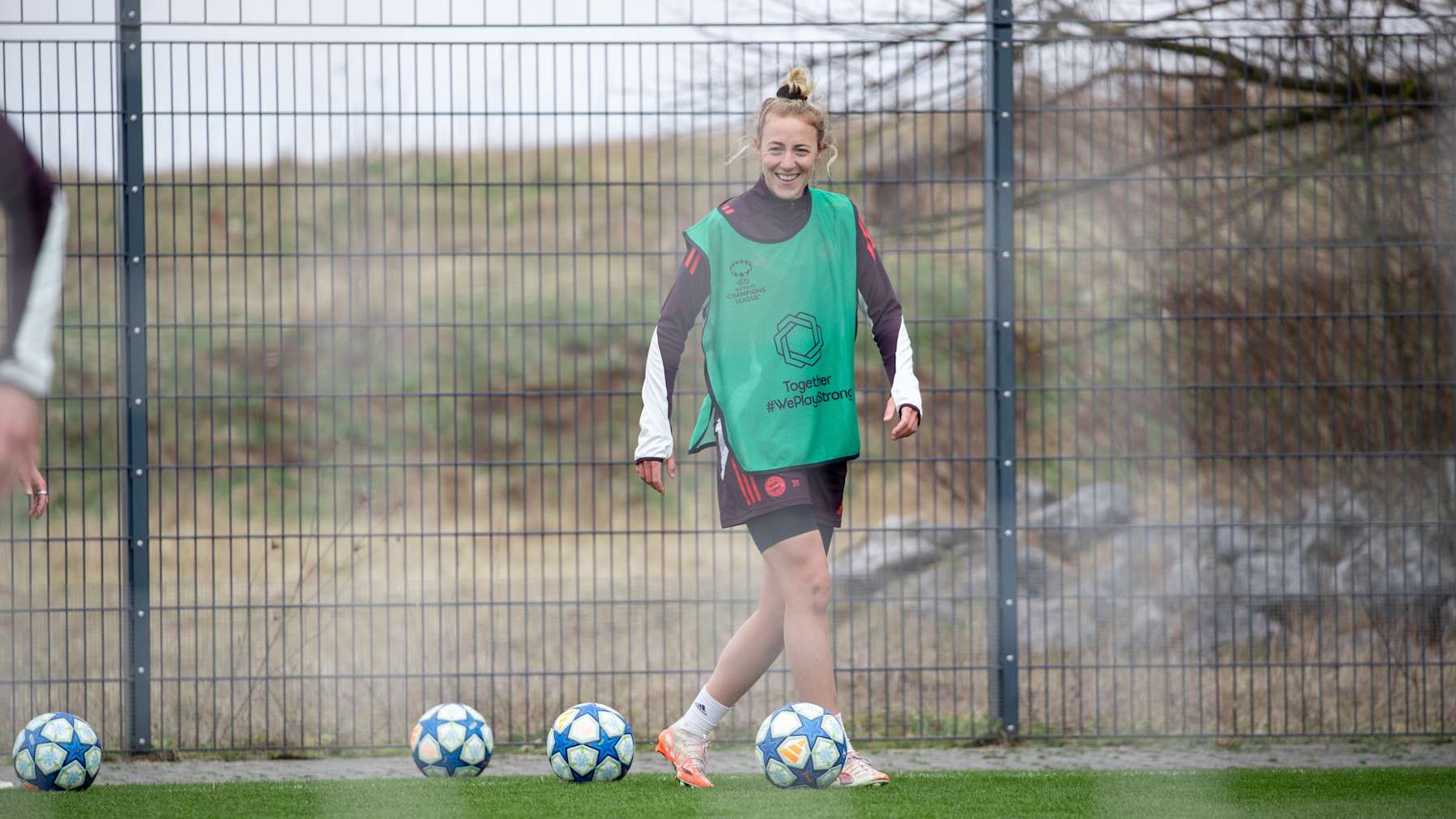 Caro Simon im Training der FC Bayern Frauen mit dem Ball am Fuß.