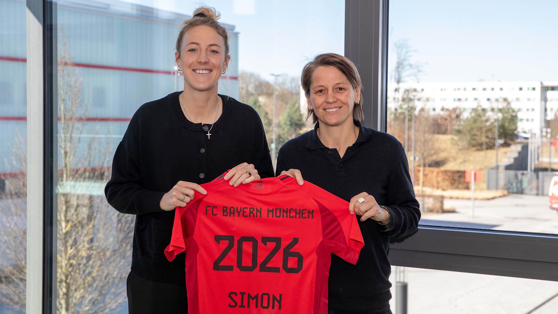 Carolin Simon and Bianca Rech announce the contract extension.