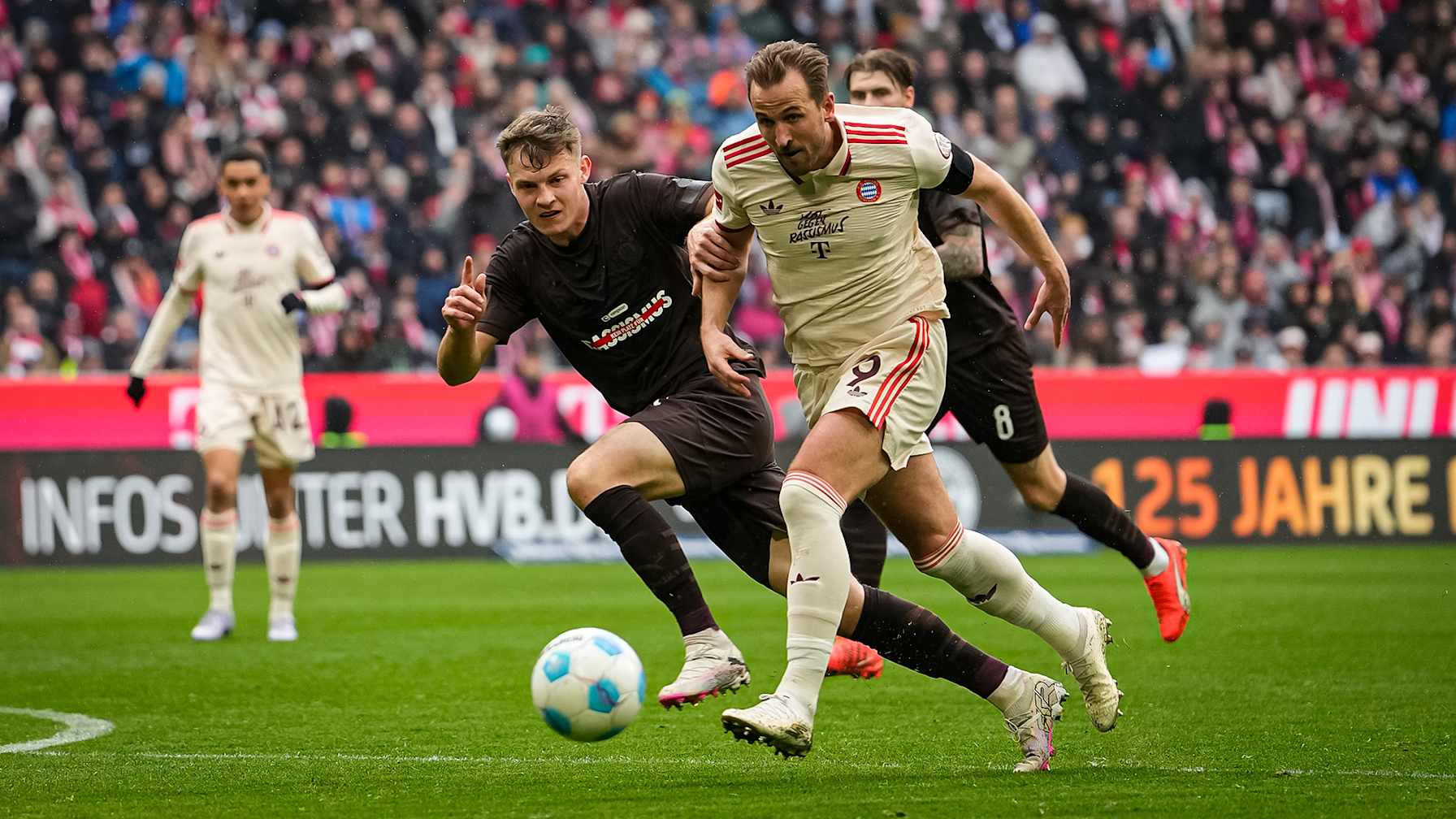 Spielszene aus dem Bundesliga-Duell  FC Bayern - FC St. Pauli