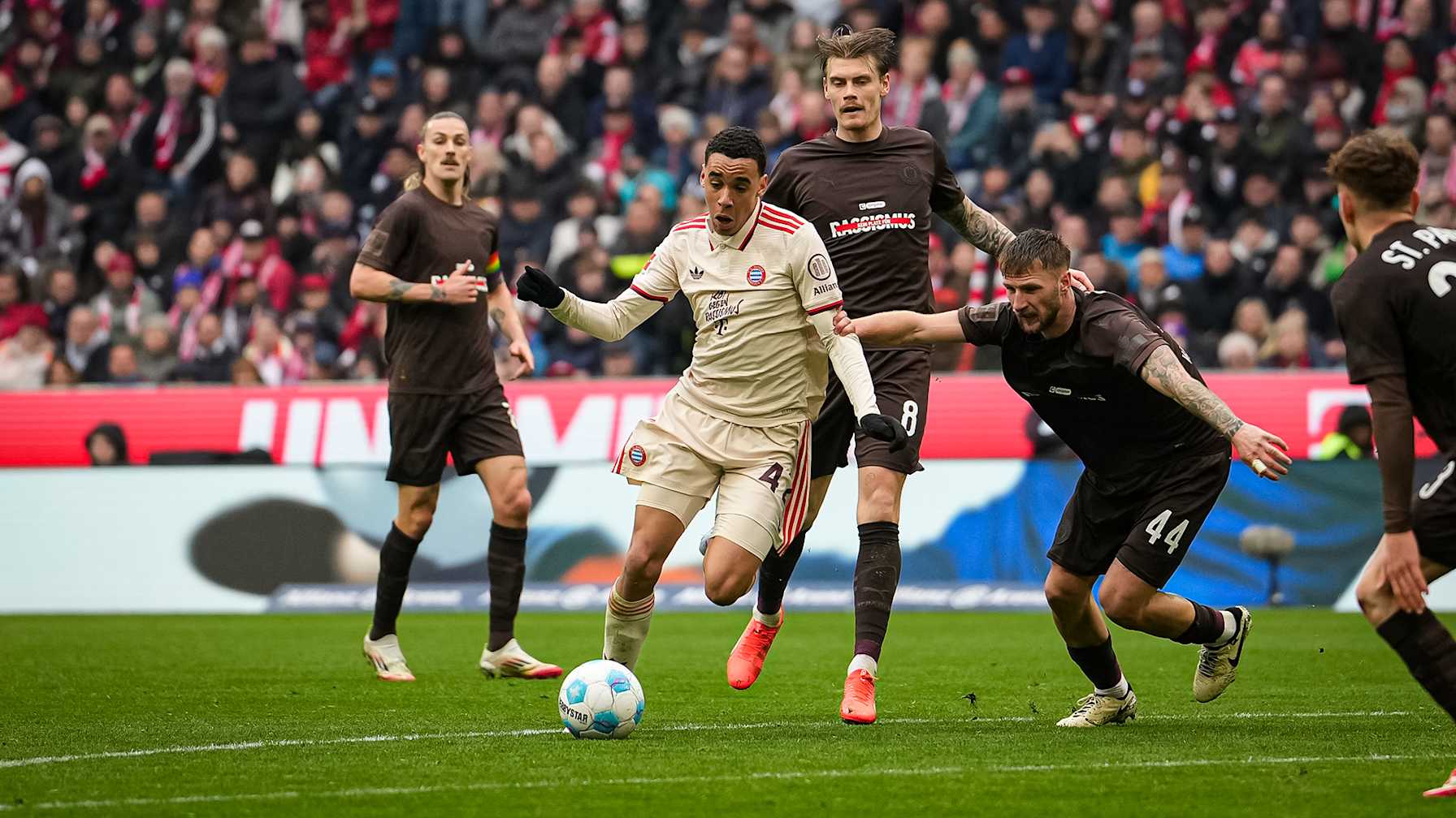 Szene aus dem Spiel zwischen FC Bayern und FC St. Pauli