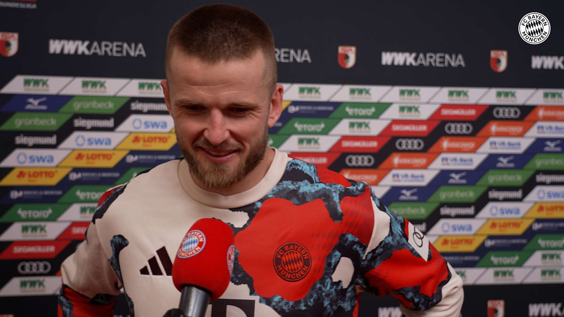Eric Dier spricht im Interview nach dem Bundesliga-Spiel des FC Bayern beim FC Augsburg