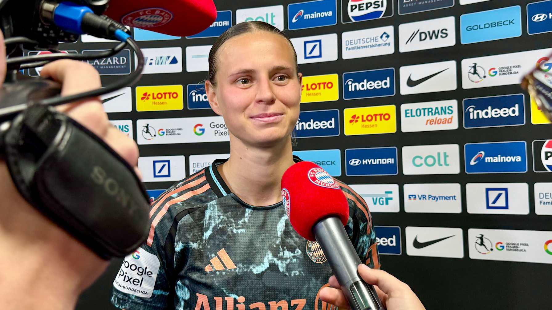 Klara Bühl im Interview nach der Partie gegen Eintracht Frankfurt.