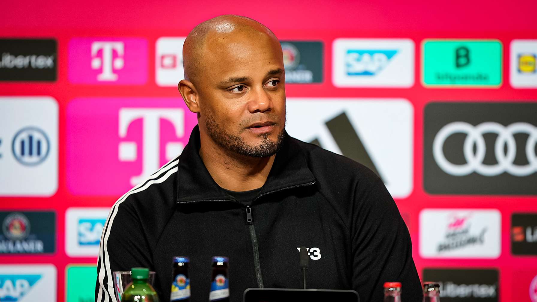 Vincent Kompany auf der Pressekonferenz nach dem Bundesliga-Spiel des FC Bayern gegen Borussia Dortmund