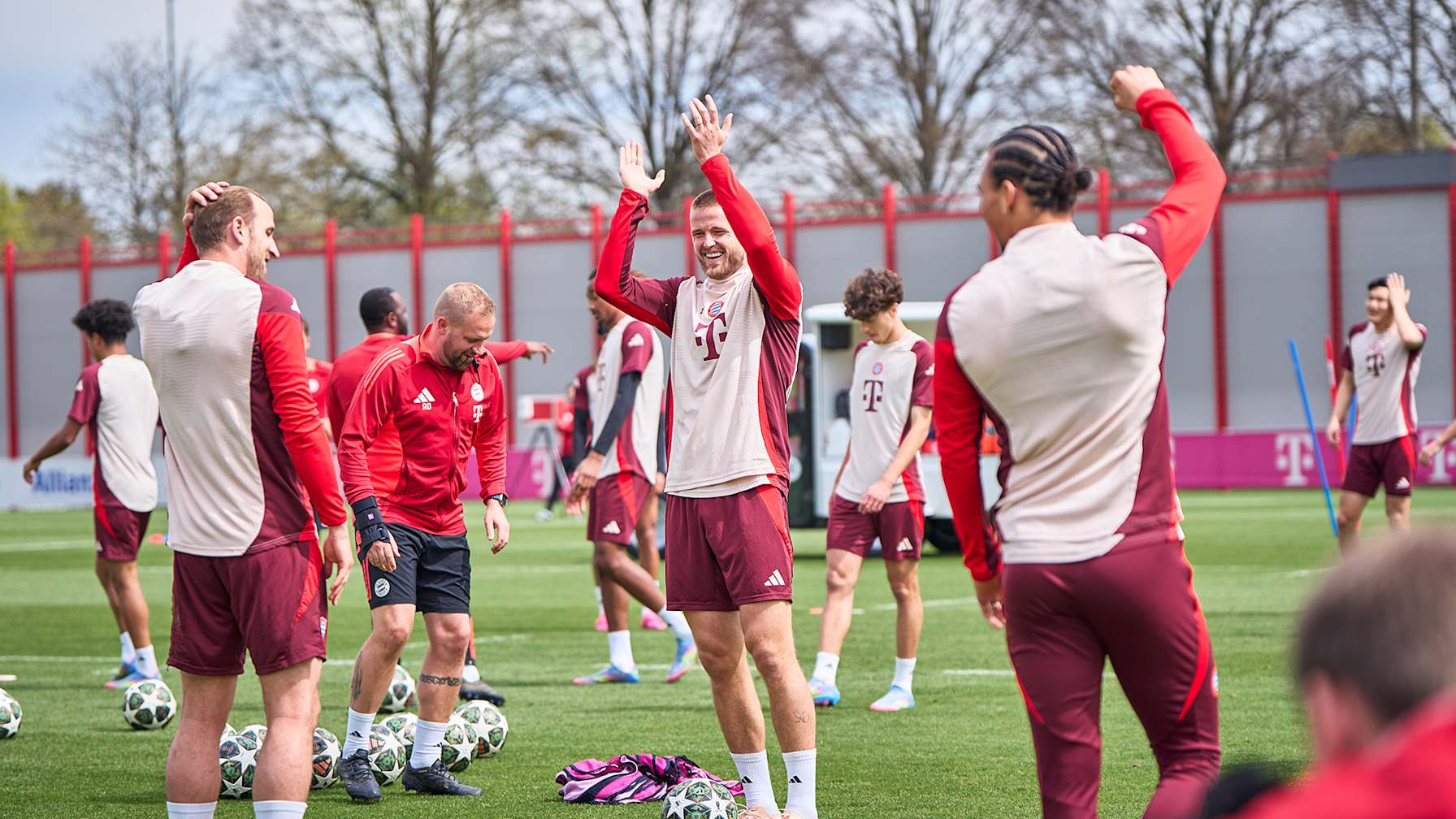 Eric Dier lacht und klatscht in die Hände im Training des FC Bayern