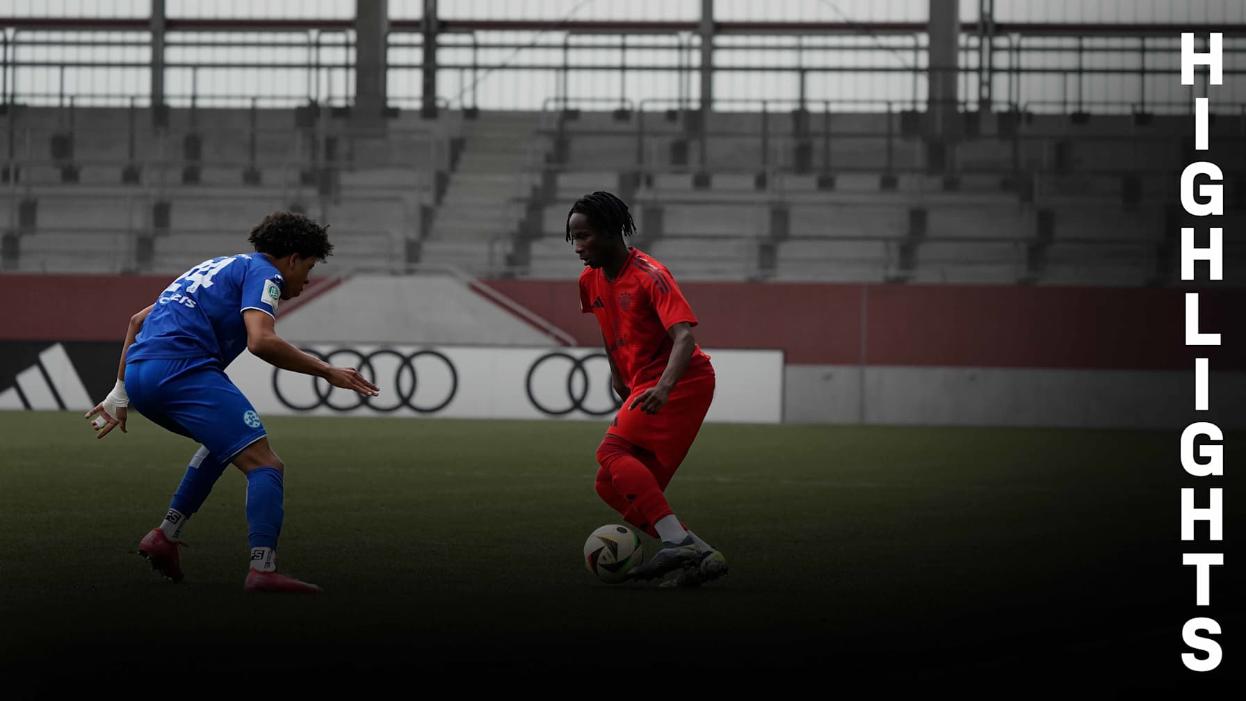 FC Bayern U17 gegen die Stuttgarter Kickers im Zweikampf.