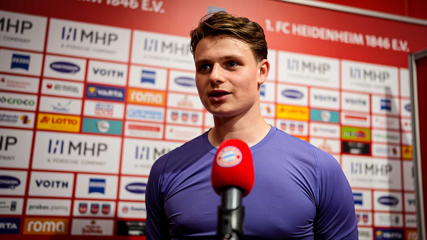 Jonas Urbig spricht im Interview nach dem Bundesliga-Spiel des FC Bayern beim 1. FC Heidenheim