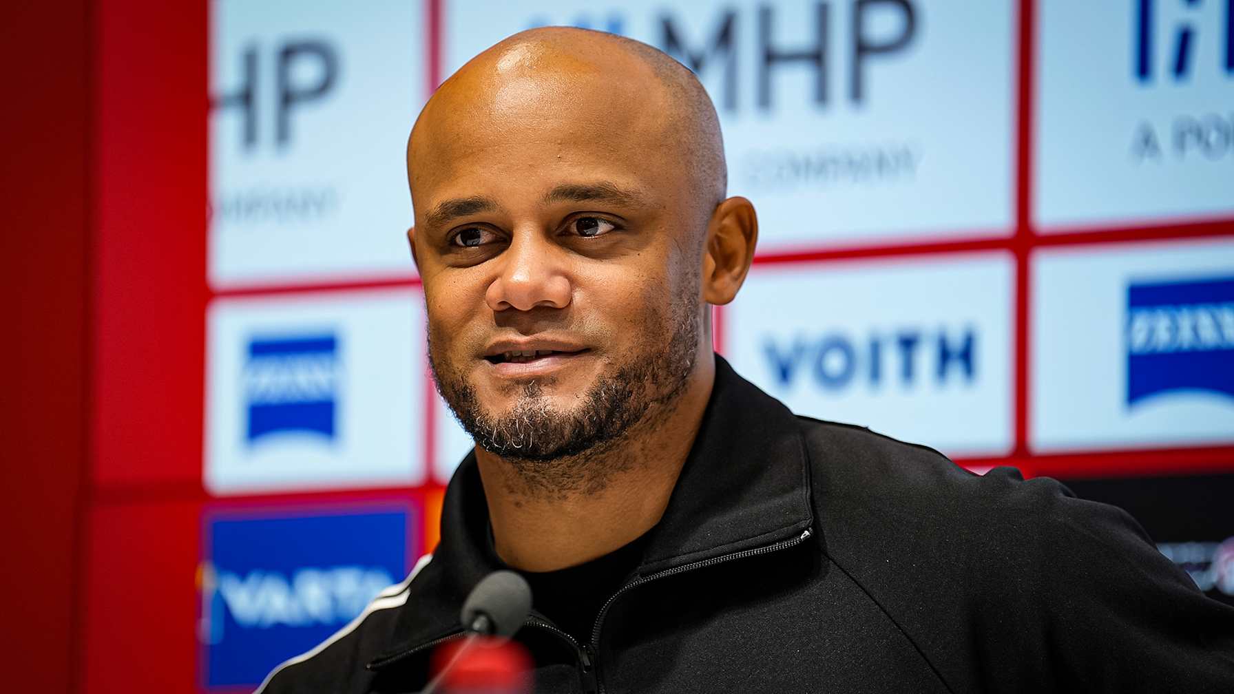 Vincent Kompany auf der Pressekonferenz nach dem Bundesliga-Spiel des FC Bayern beim 1. FC Heidenheim