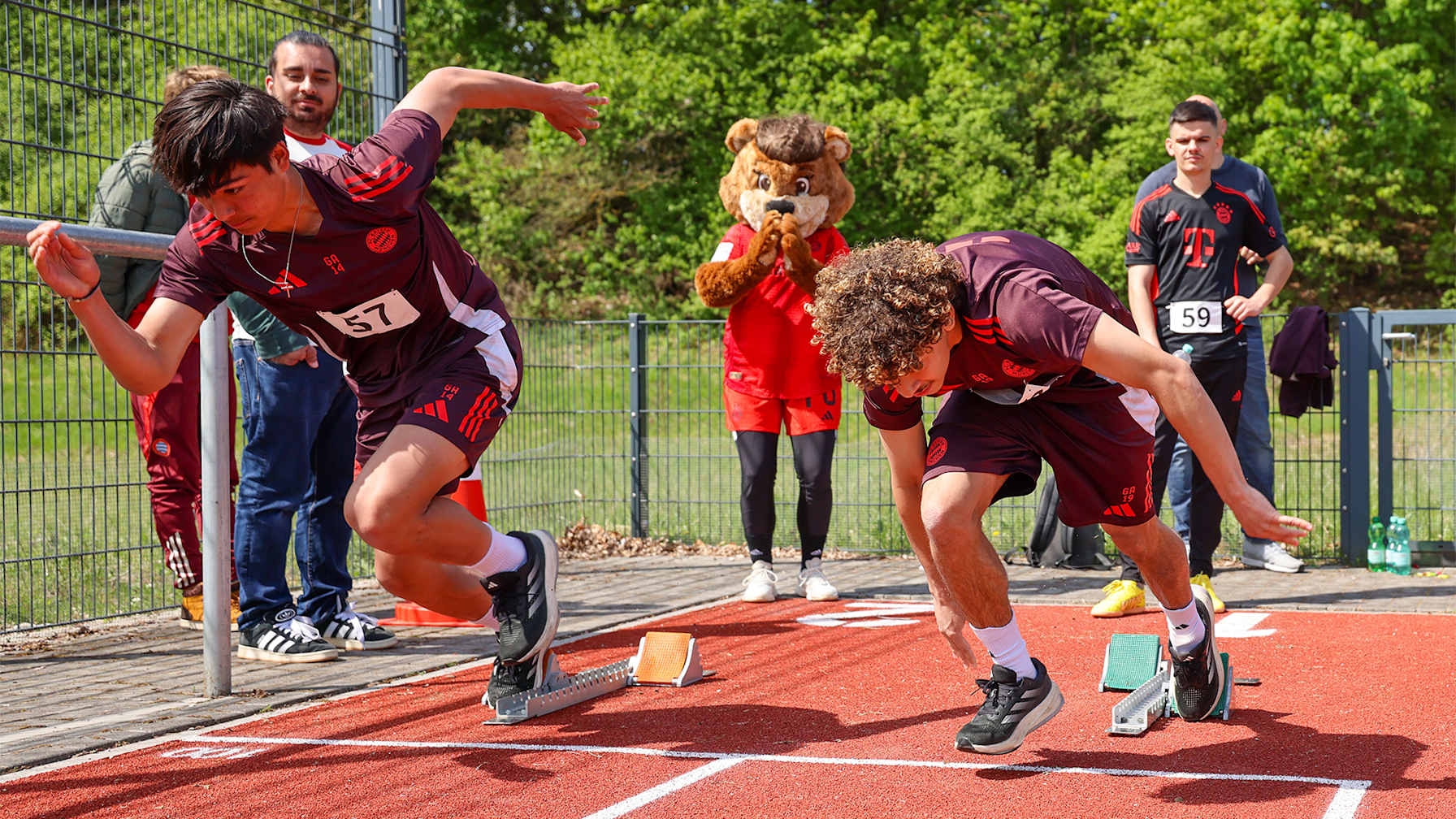 Teilnehmer des FC Bayern beim Deutschen Sportabzeichen starten im Sprint.