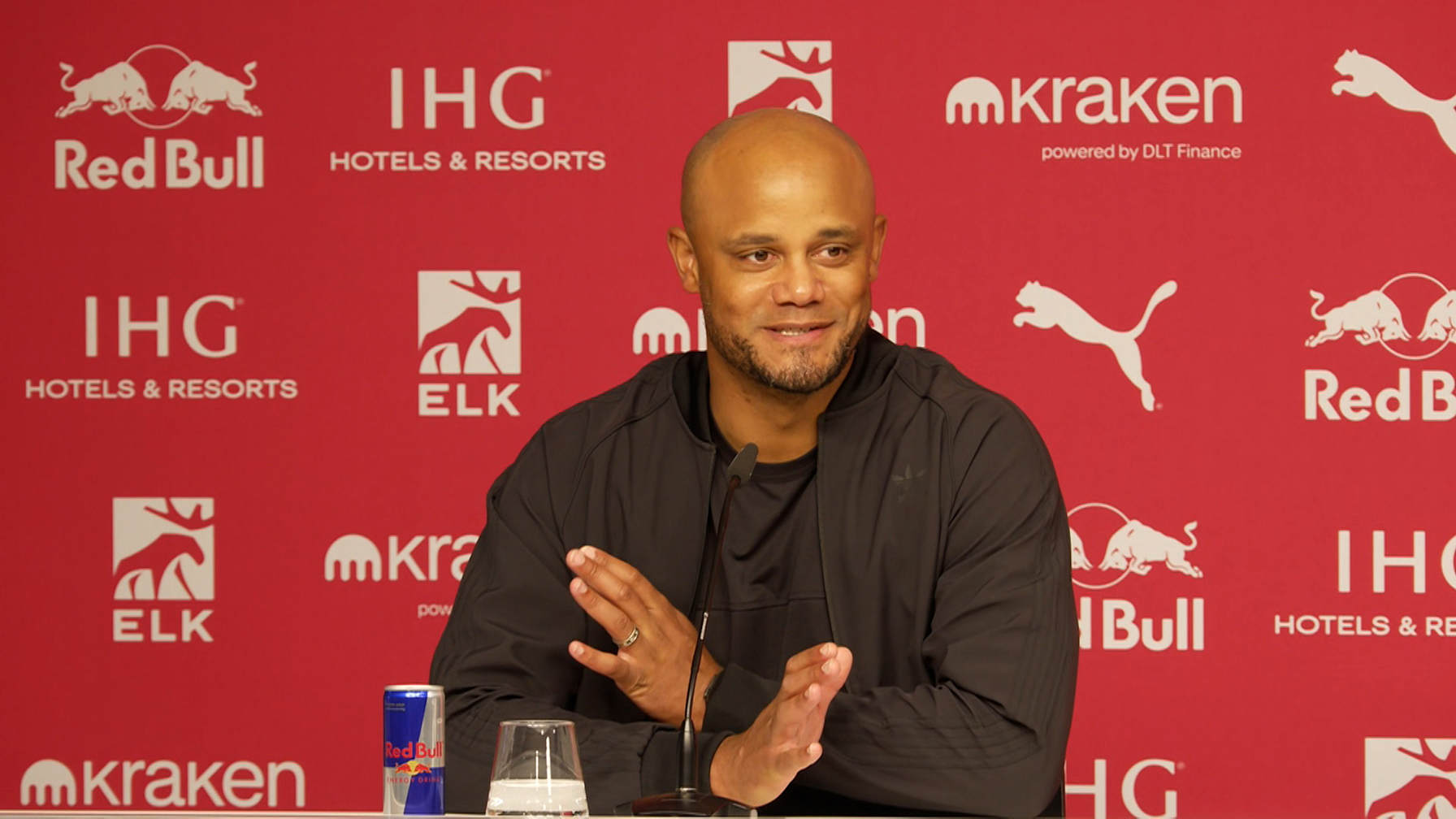 Vincent Kompany auf der Pressekonferenz nach dem Bundesliga-Spiel des FC Bayern bei RB Leipzig
