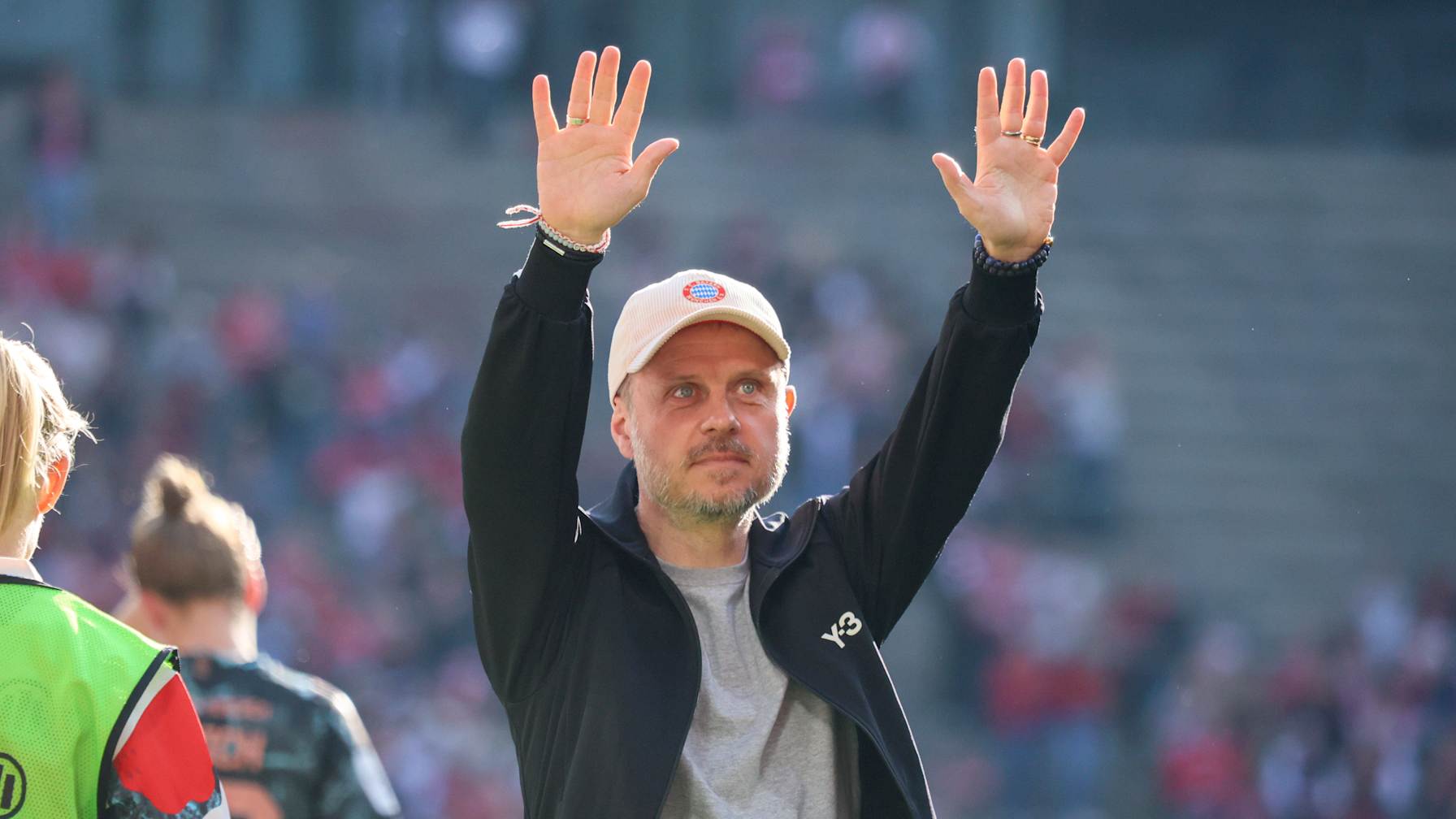 Alexander Straus steckt seine Hände in die Höhe nach dem Auswärtssieg bei Eintracht Frankfurt in der Saison 2024/25.