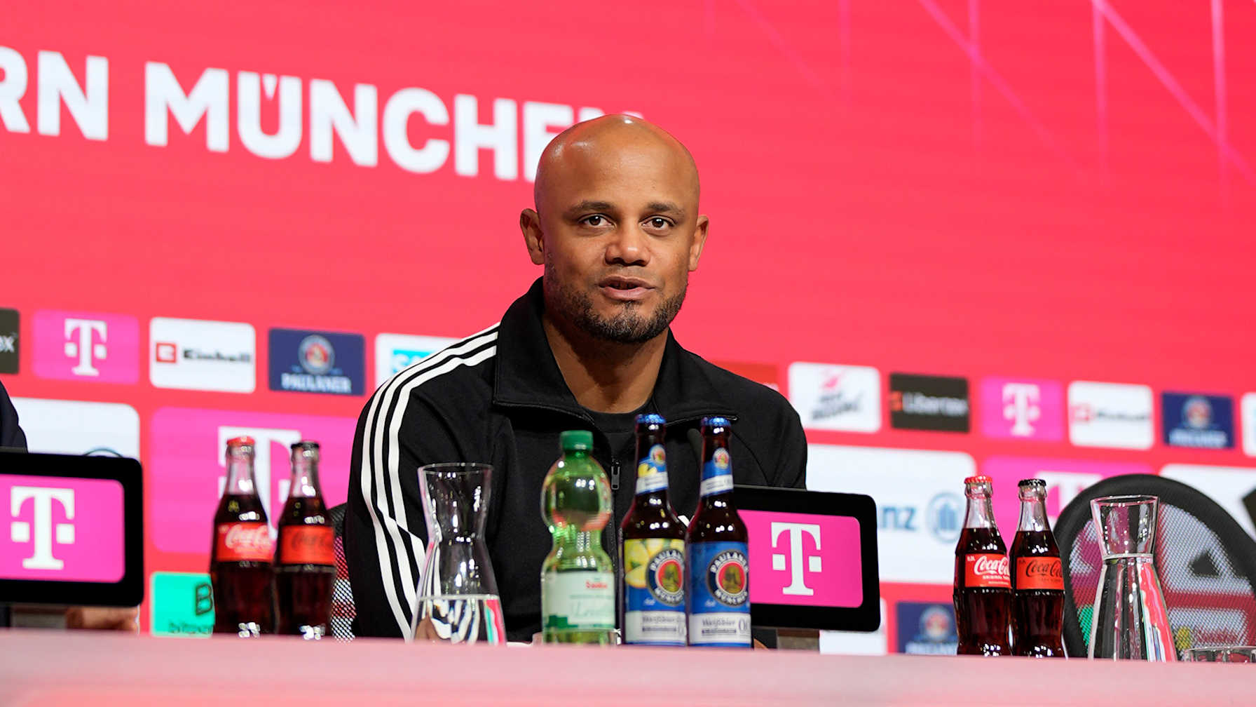 Vincent Kompany spricht auf der Pressekonferenz nach dem Spiel gegen Mainz