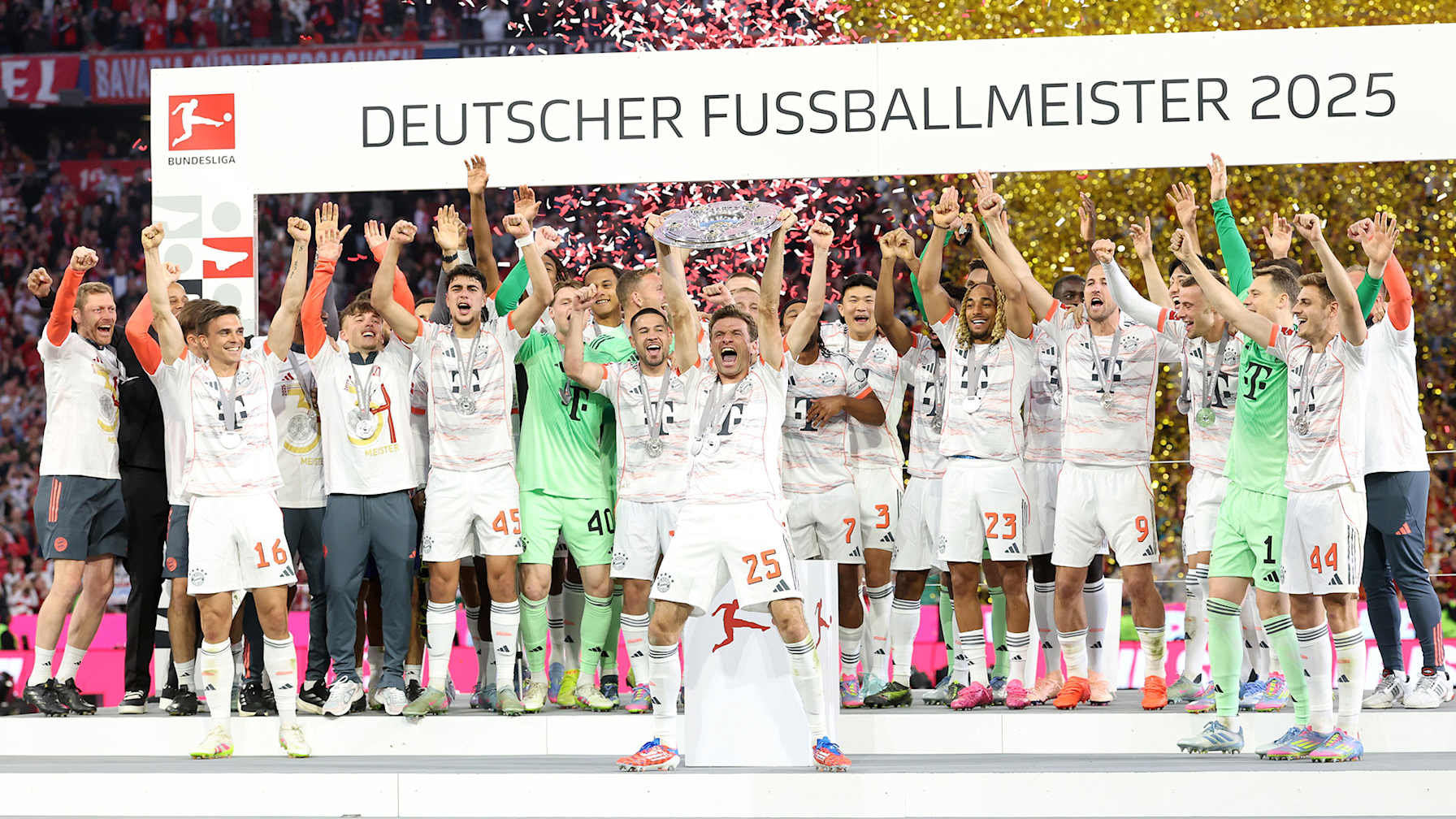 Thomas Müller lifts the Meisterschale