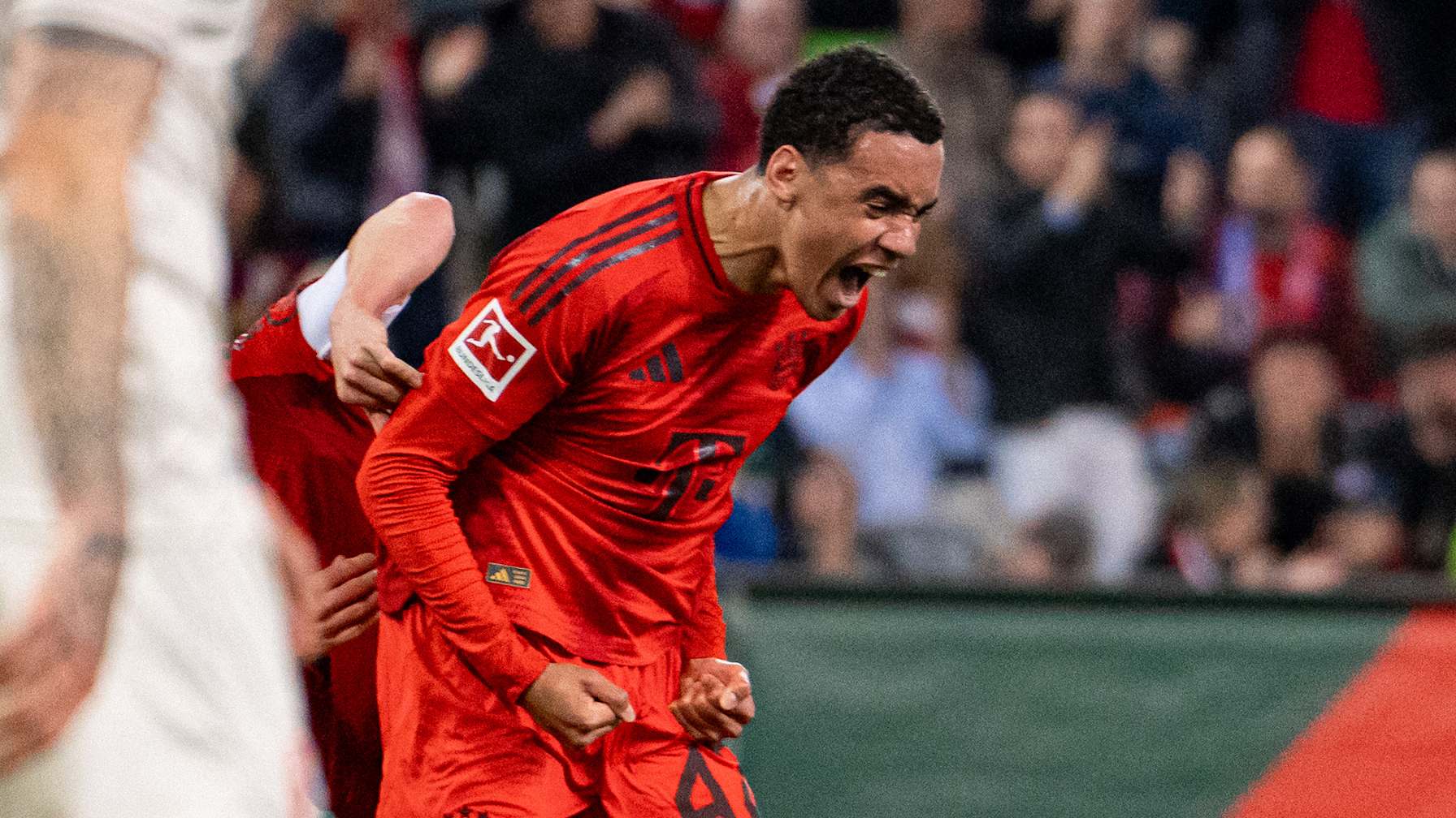 Jamal Musiala jubelt, nachdem er das FC Bayern Tor des Monats April 2025 erzielt hat.