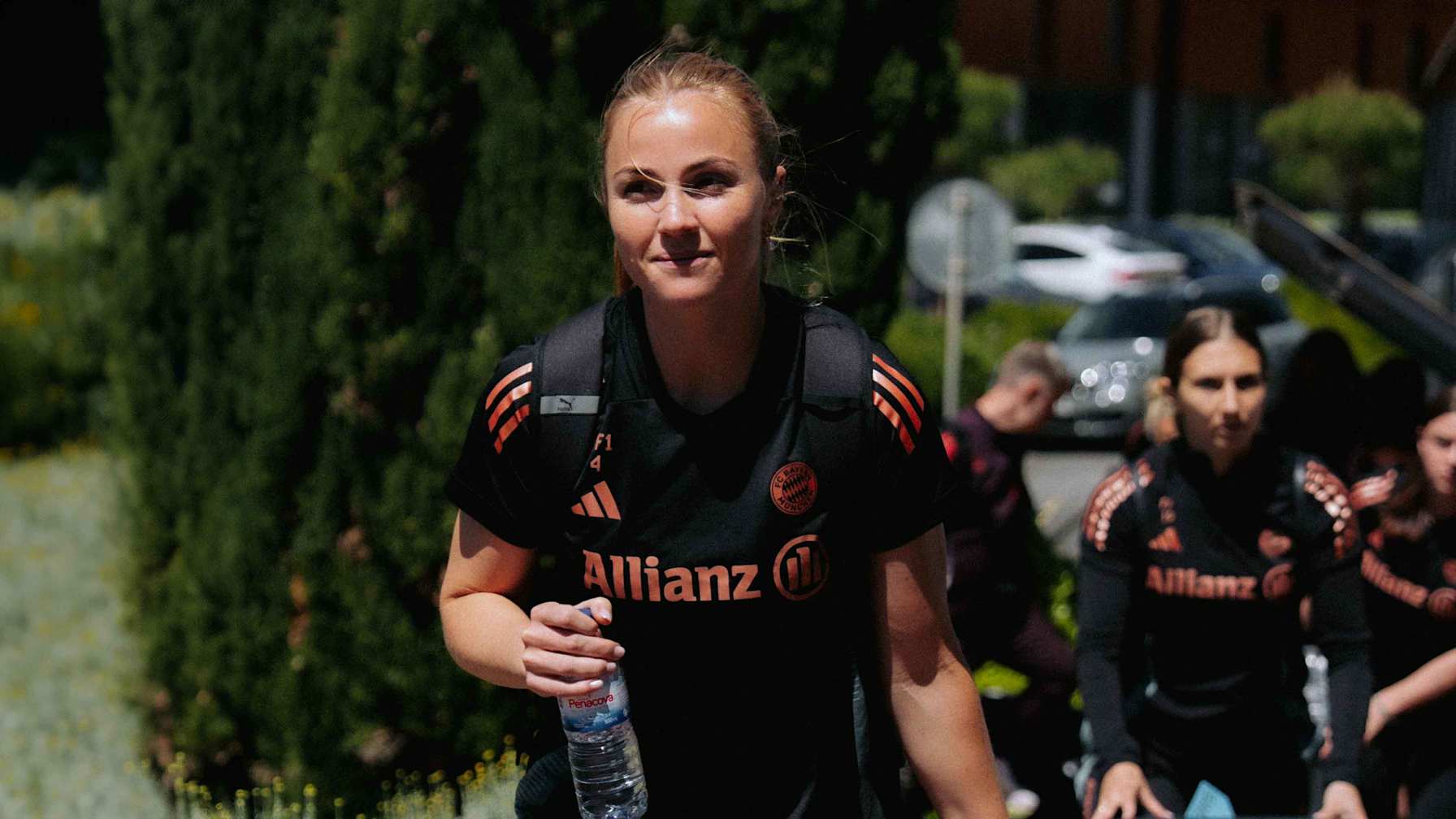Kapitänin Glodis Perla Viggosdottir mit einem Rollkoffer und Rucksack auf dem Weg ins Hotel.