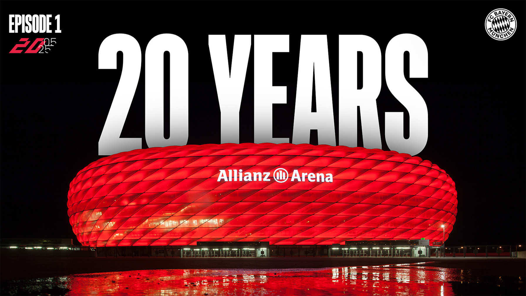 Schriftzug 20 Years über der rot erleuchteten Allianz Arena