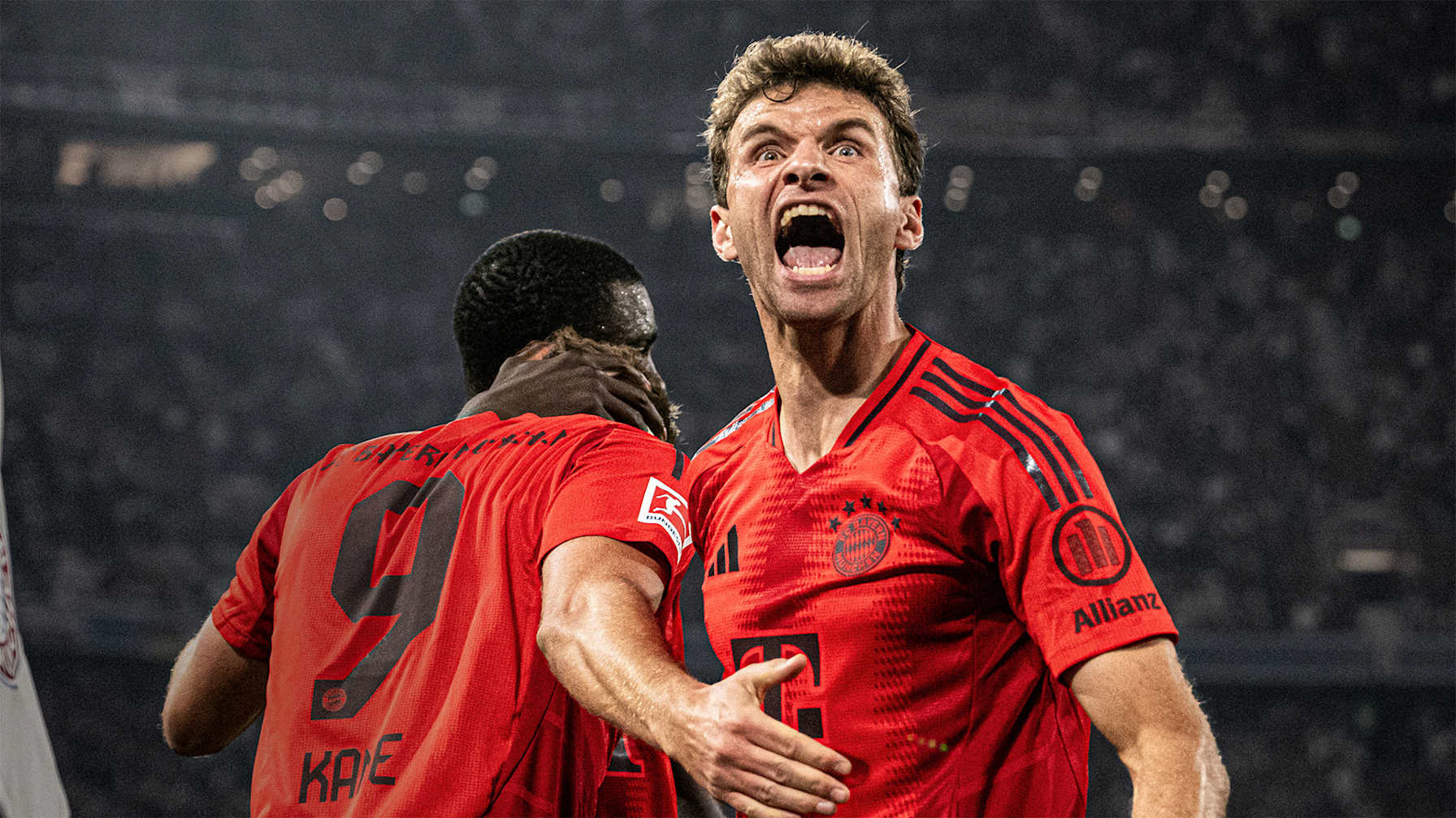 Thomas Müller jubelt nach einer Vorlage für Harry Kane