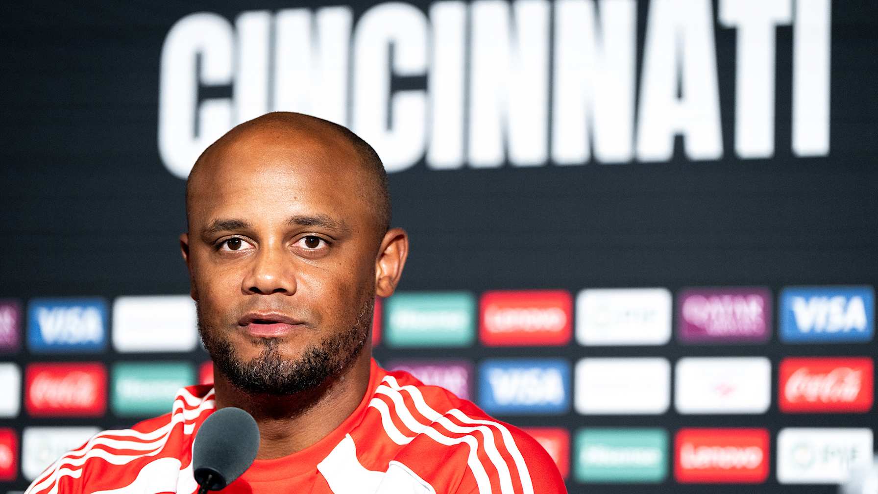 Vincent Kompany auf der Pressekonferenz des FC Bayern