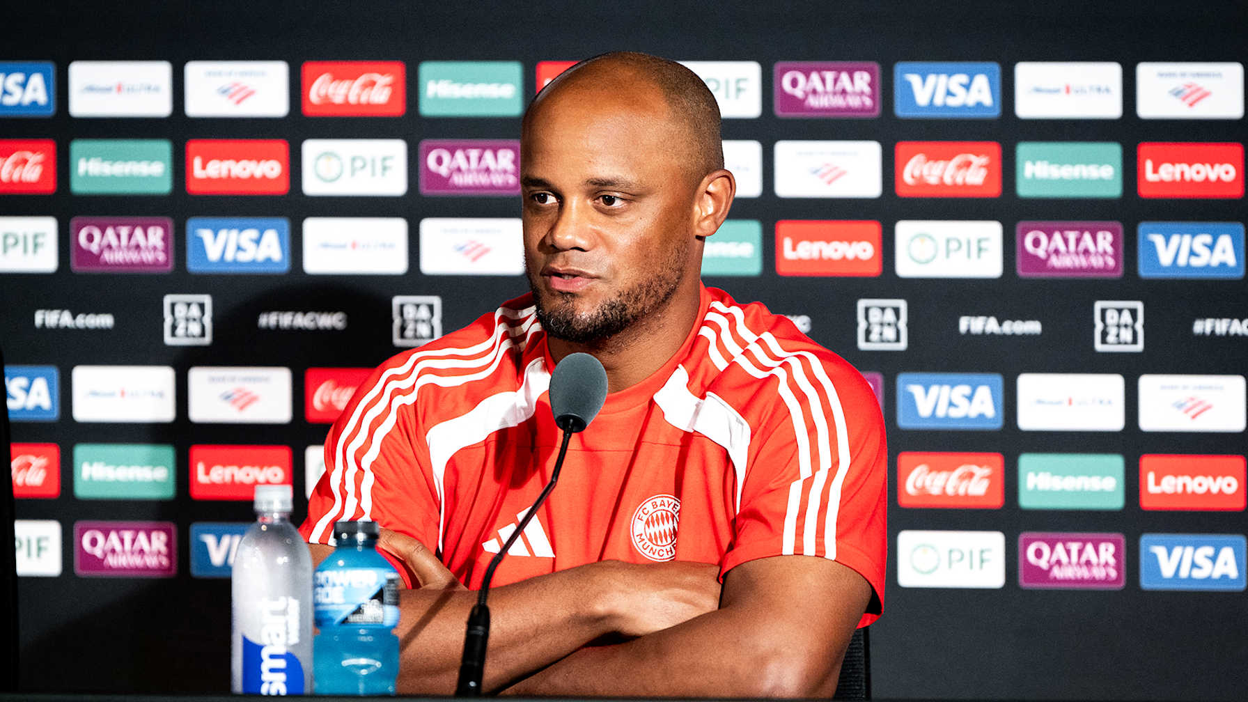 Vincent Kompany auf der Pressekonferenz des FC Bayern