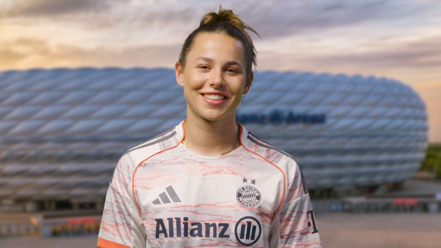 Lena Oberdorf im Bayern Trikot vor der Allianz Arena