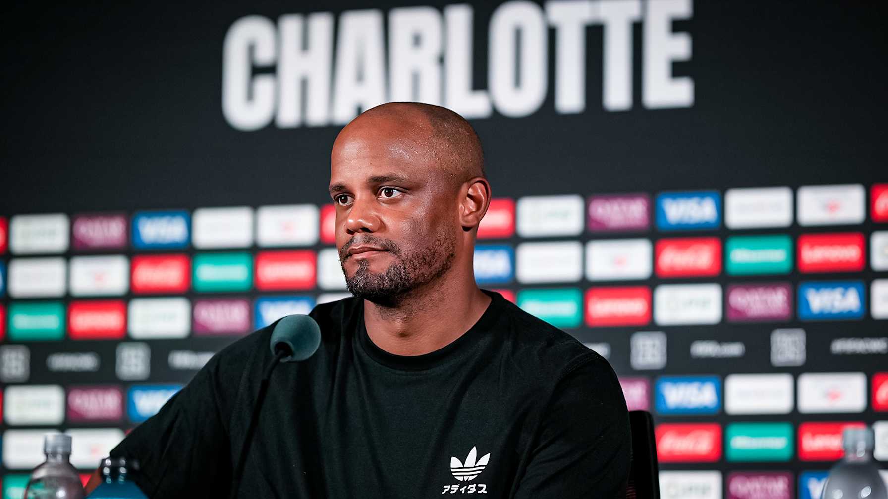 Vincent Kompany auf der Pressekonferenz nach dem Klub-WM-Spiel des FC Bayern gegen Benfica Lissabon