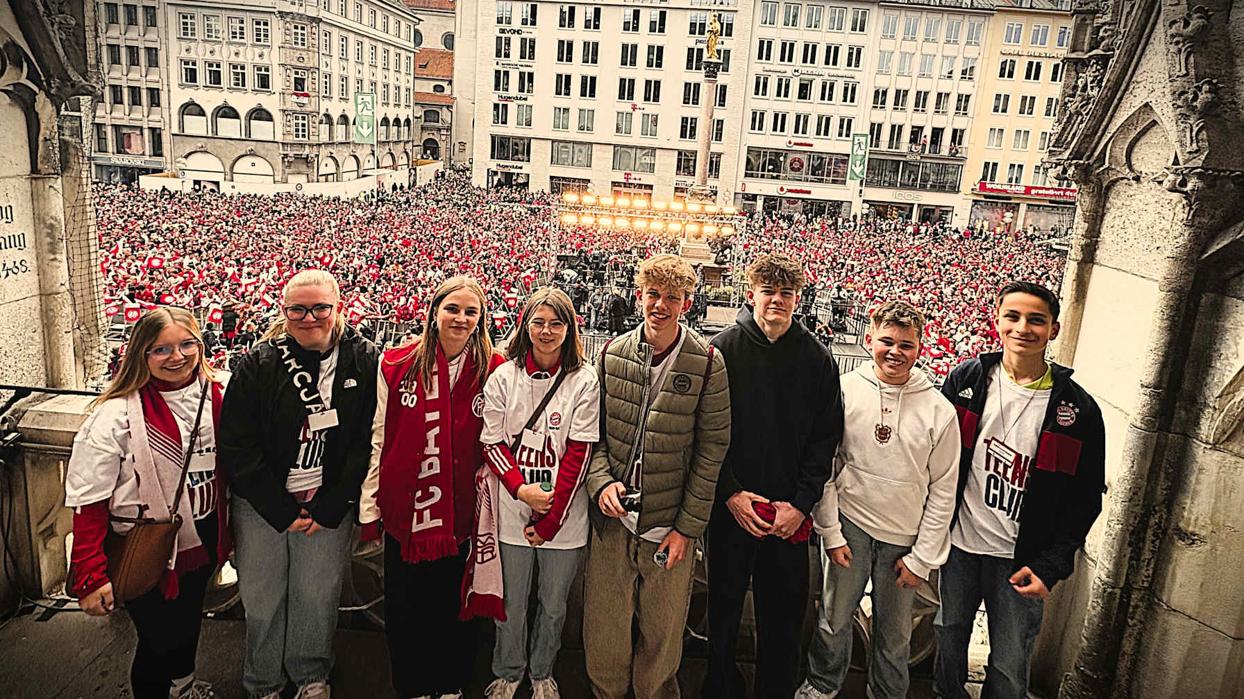 Mit dem FC Bayern TEENS-Club auf dem Rathausbalkon bei der Meisterfeier
