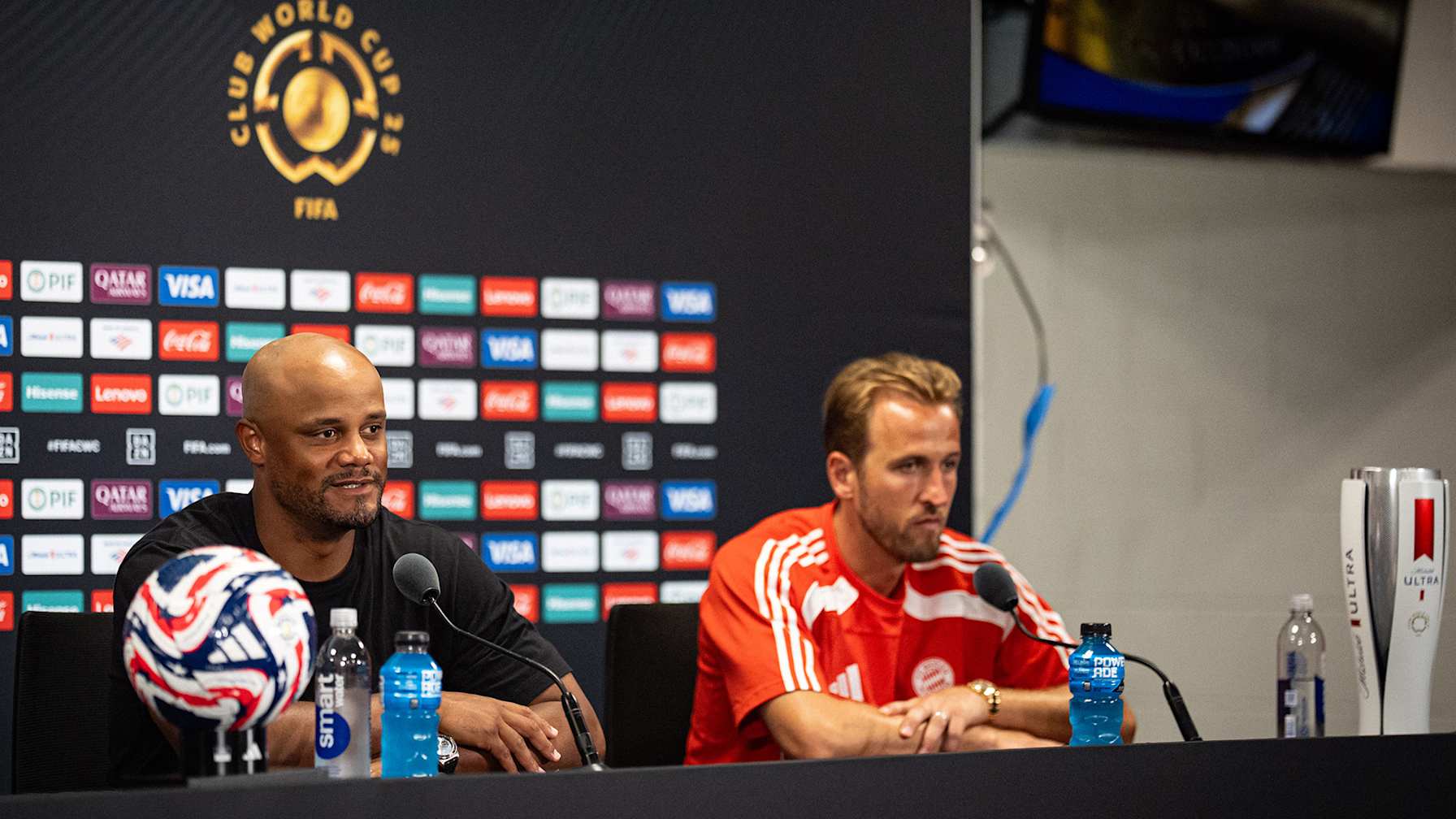 Vincent Kompany auf der Pressekonferenz nach dem Klub-WM-Spiel des FC Bayern gegen Benfica Lissabon