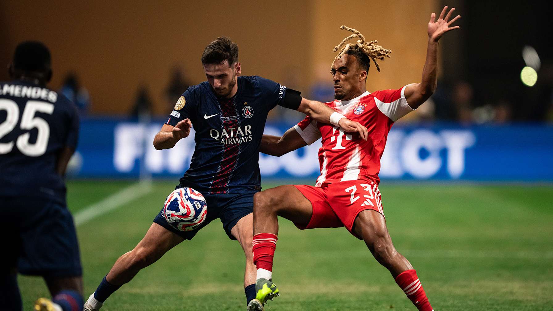 Sacha Boey und Khvicha Kvaratskhelia im Klub-WM-Spiel zwischen dem FC Bayern und Paris Saint-Germain