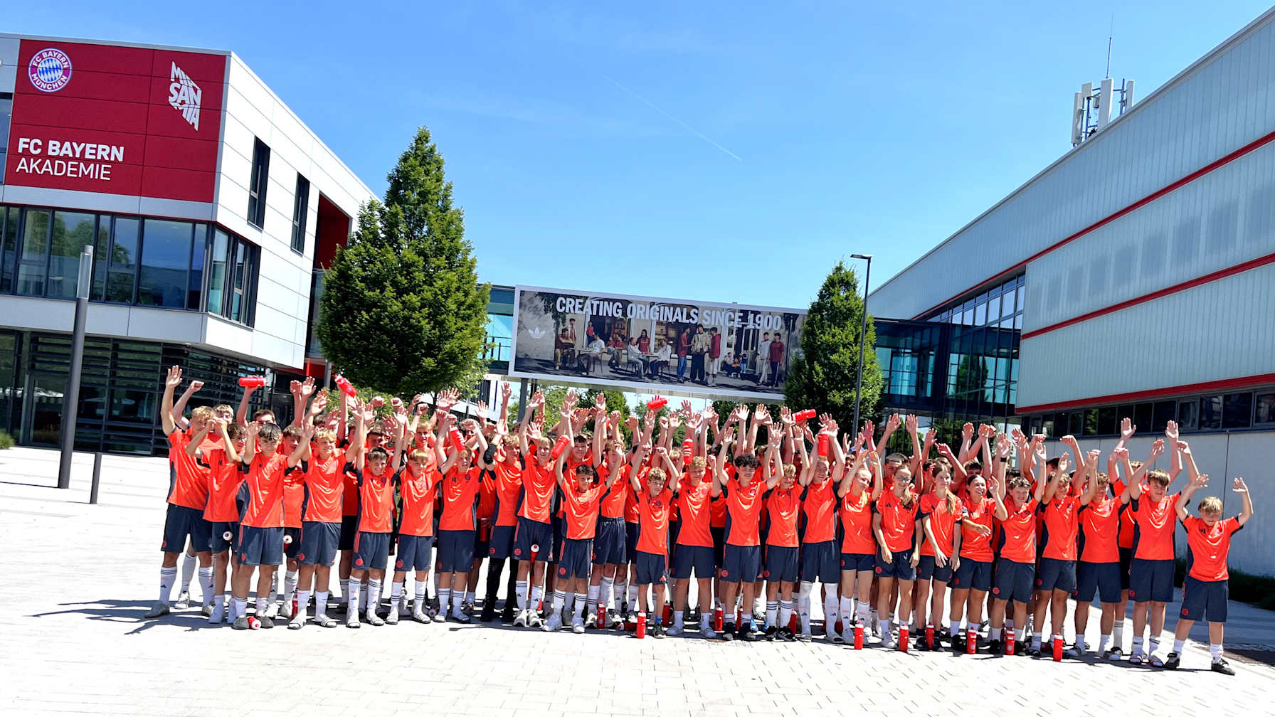 TEENS CLUB-Mitglieder am FC Bayern Campus