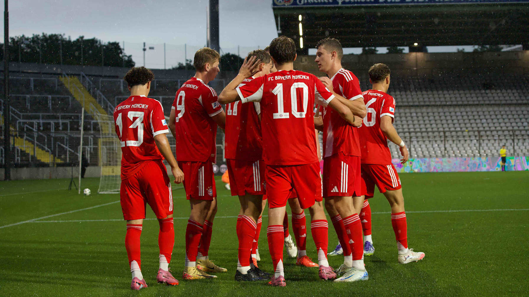 Die FC Bayern Amateure bejubeln einen Treffer im Heimspiel.