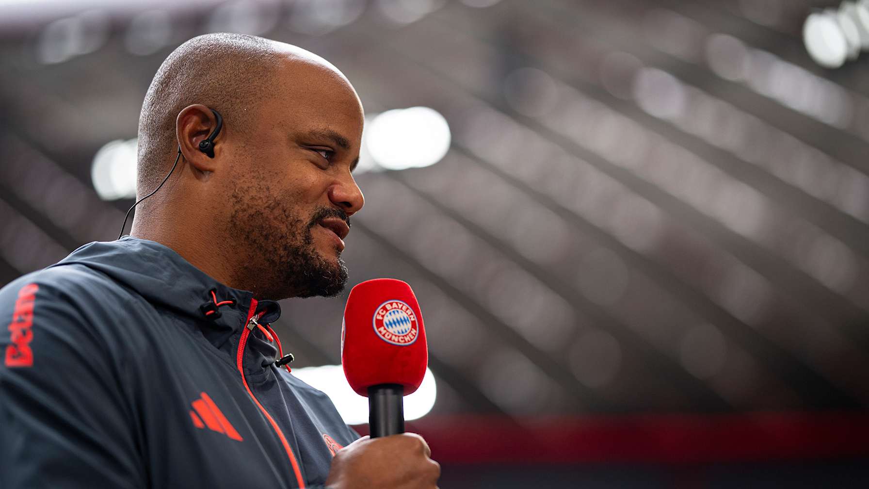 Vincent Kompany im Interview vor Anpfiff des Testspiels des FC Bayern gegen Olympique Lyon