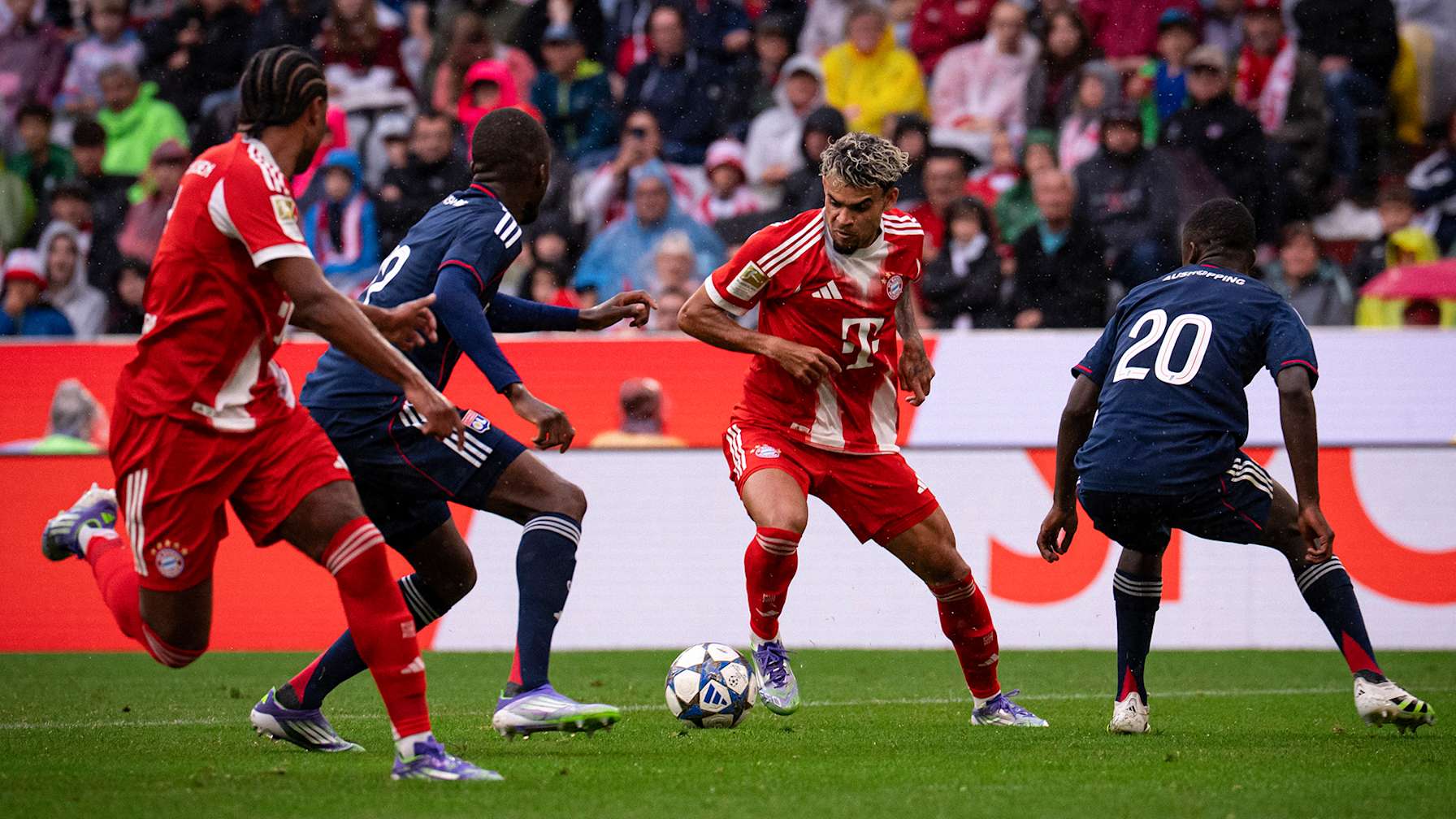 Luis Diaz dribbelt mit dem Ball im Testspiel zwischen dem FC Bayern und Olympique Lyon.