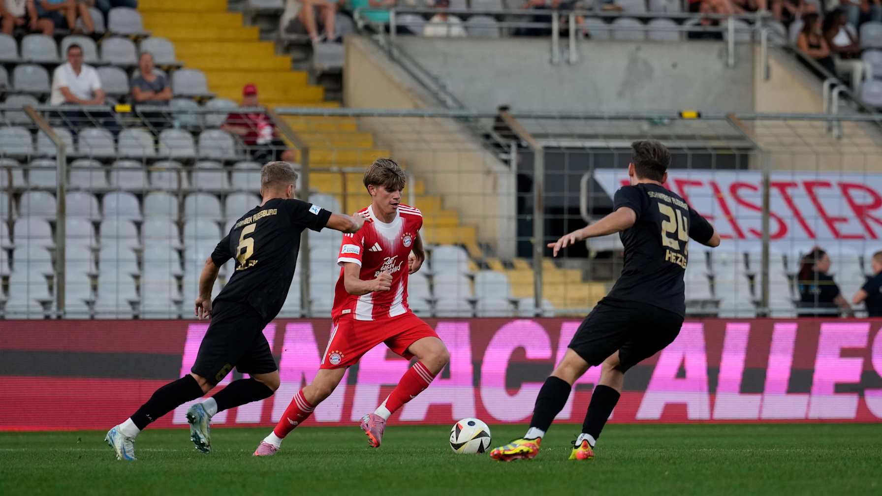 Guido Della Rovere führt den Ball am Fuß.