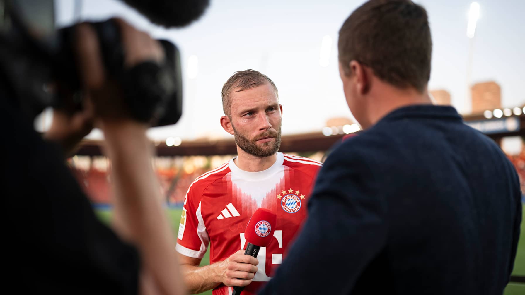 Konrad Laimer im Gespräch mit Lukas Strickner am Mikrofon von FC Bayern TV PLUS