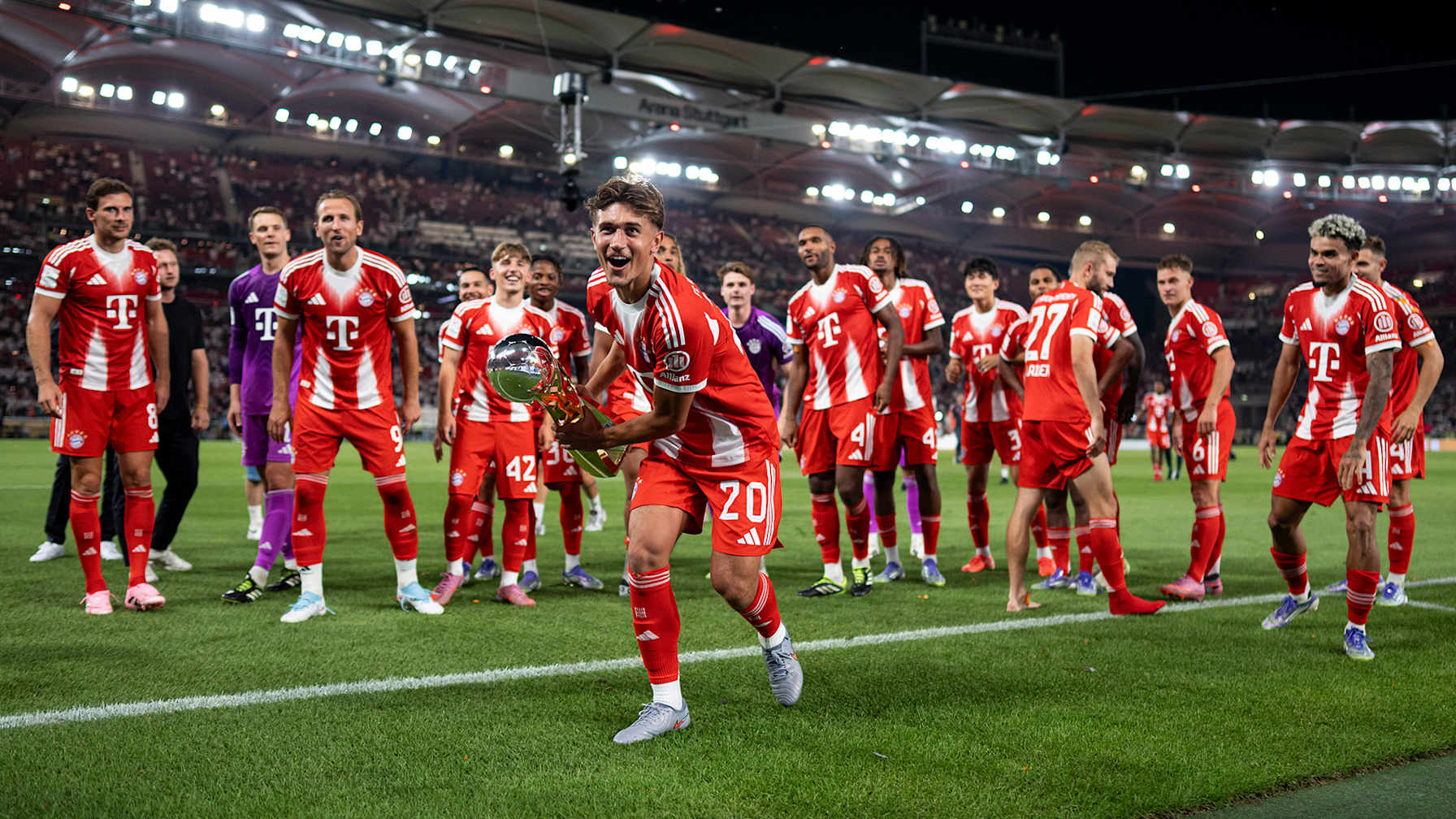 Tom Bischof vom FC Bayern jubelt mit der Supercup-Trophäe nach dem Spiel beim VfB Stuttgart.